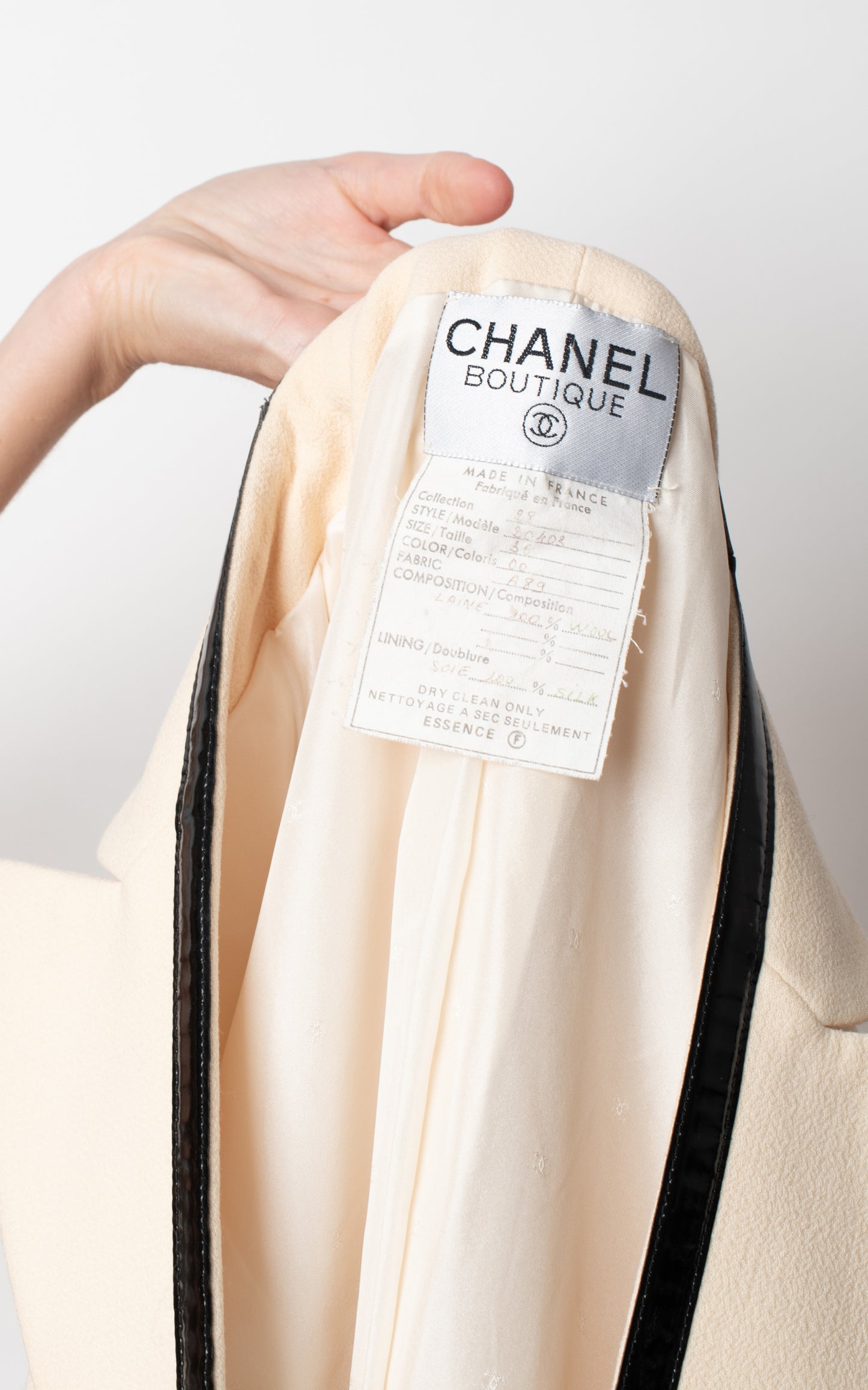 Chanel patent trim ivory blazer - blanca y negra