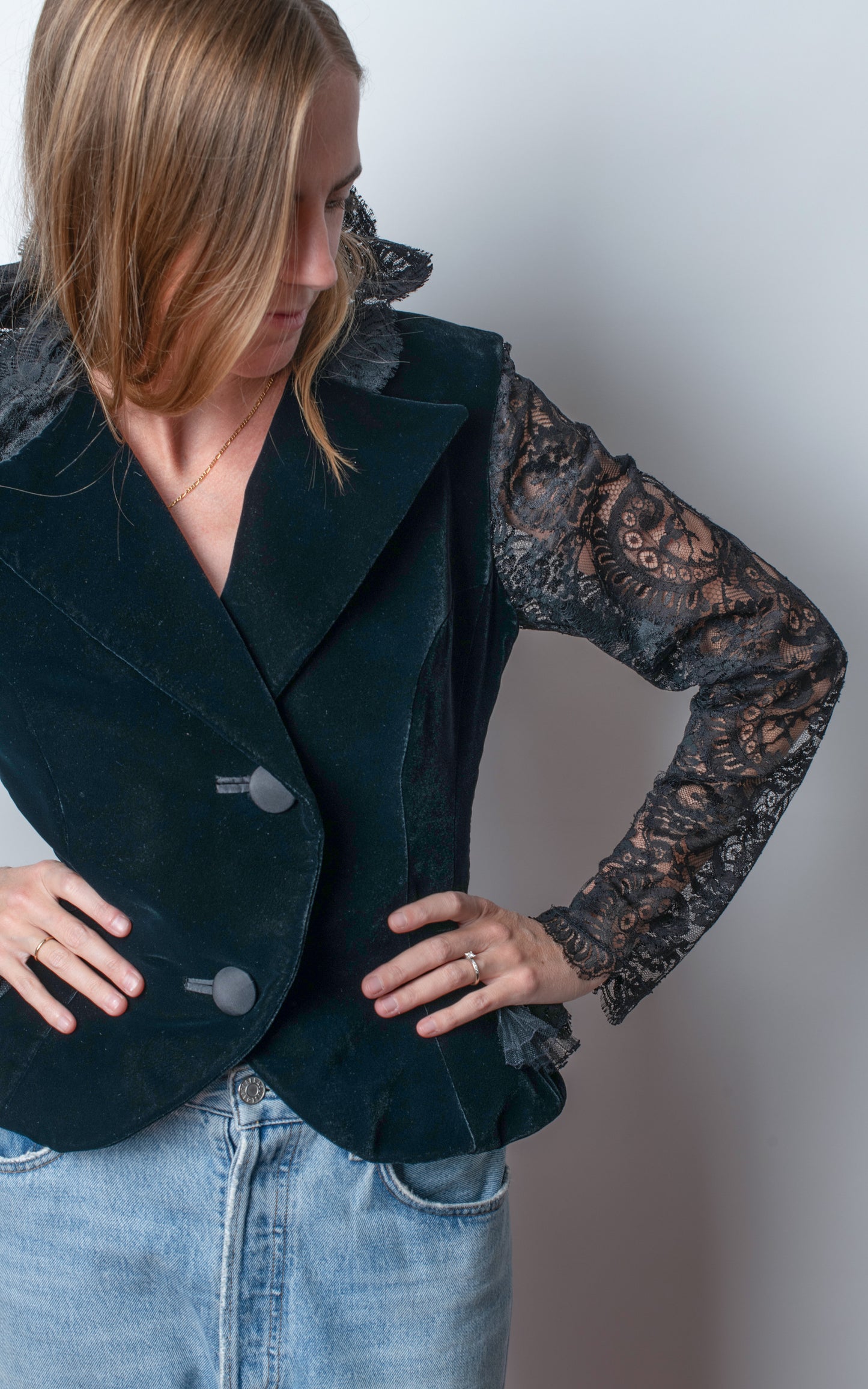 Blazer negra cuellos encaje