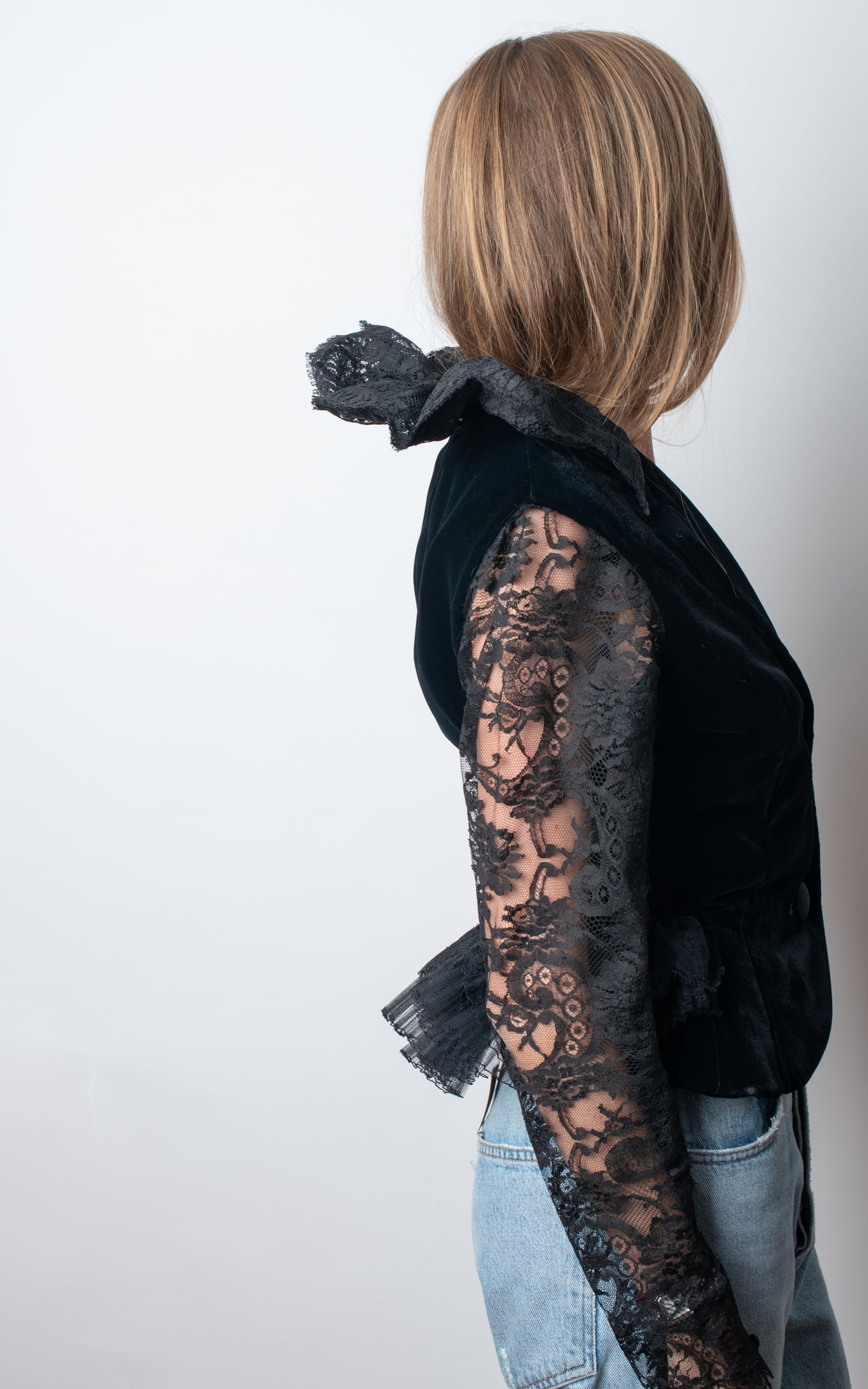 Blazer negra cuellos encaje