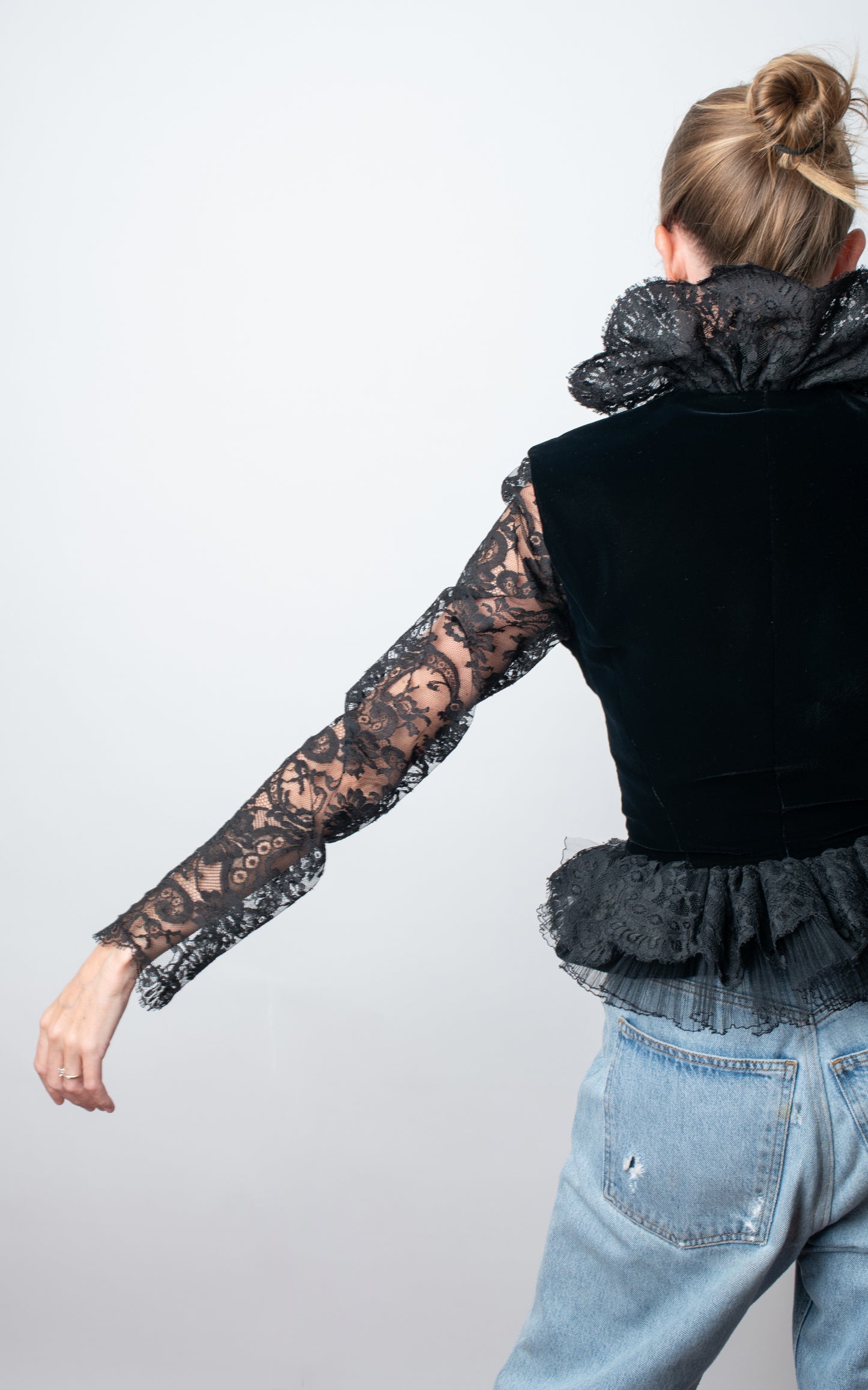 Blazer negra cuellos encaje