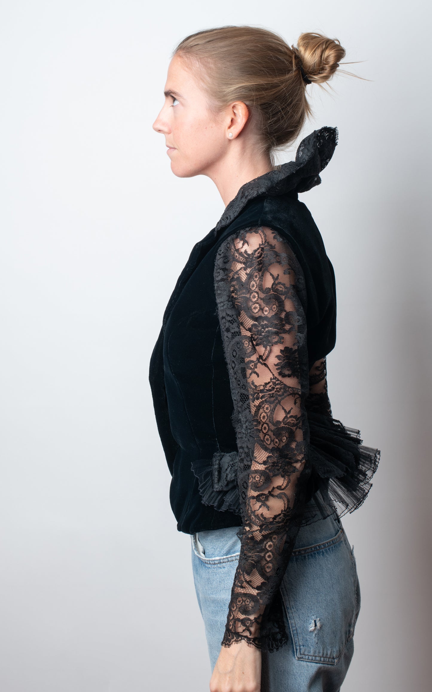 Blazer negra cuellos encaje