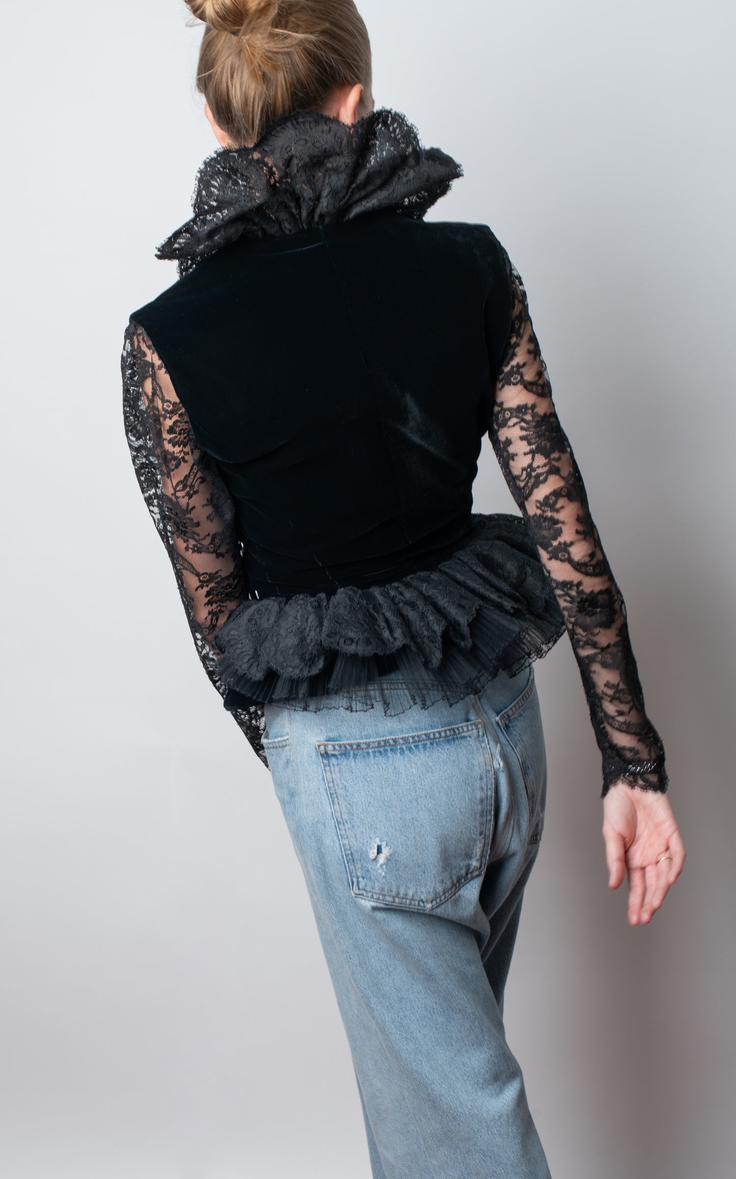 Blazer negra cuellos encaje