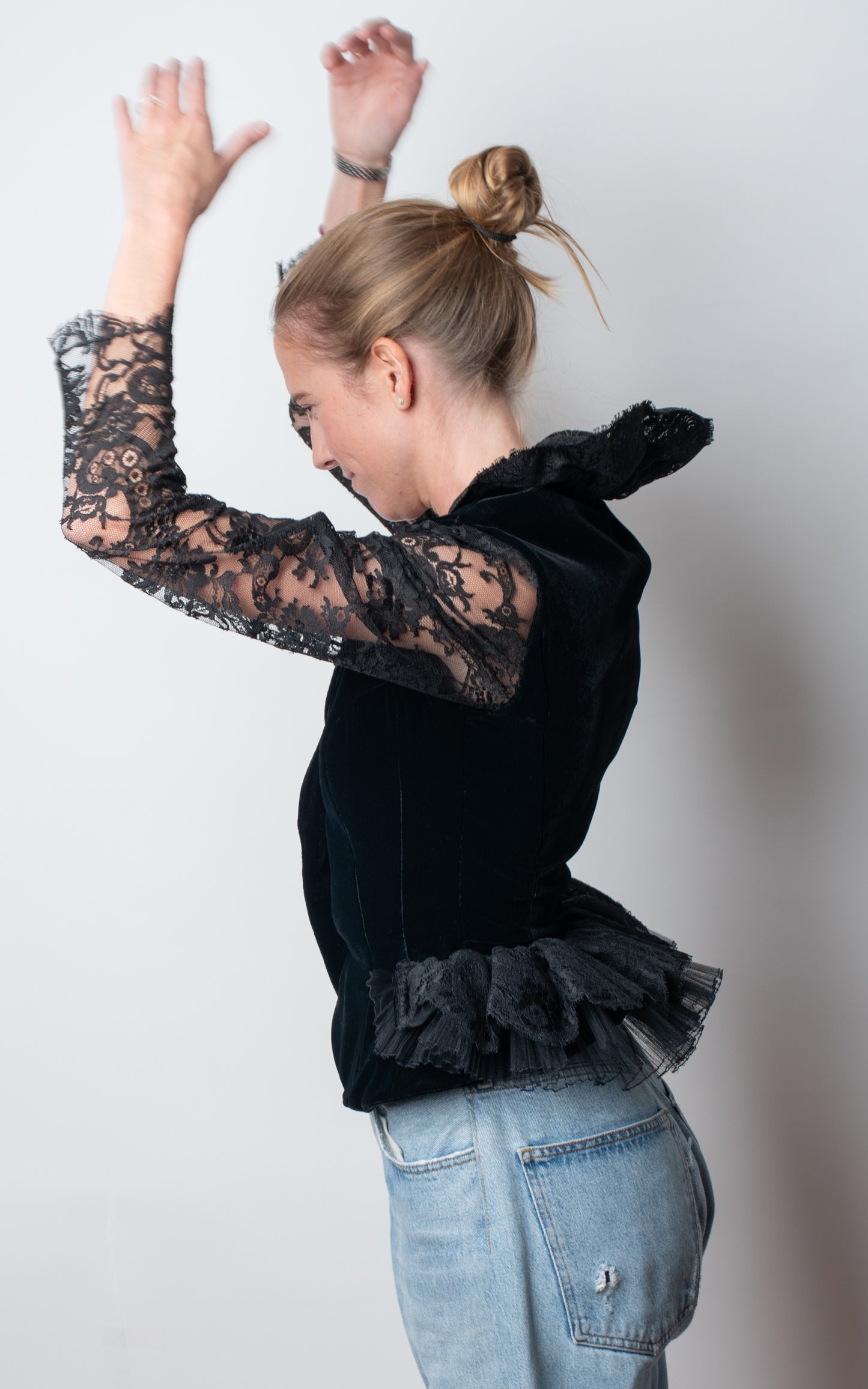 Blazer negra cuellos encaje