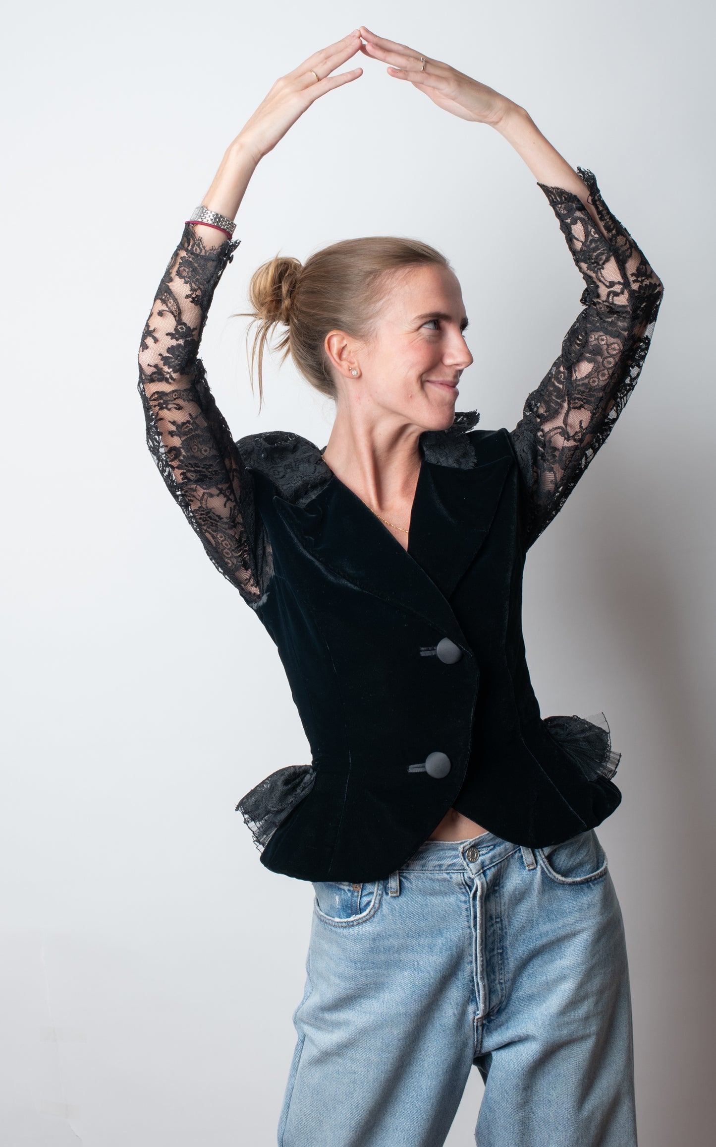 Blazer negra cuellos encaje