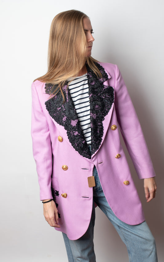 Blazer lila bordados negros