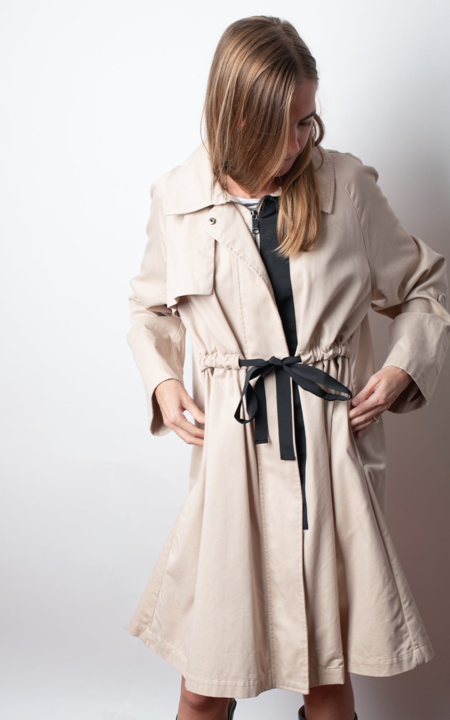 Gabardina beige lazos negros