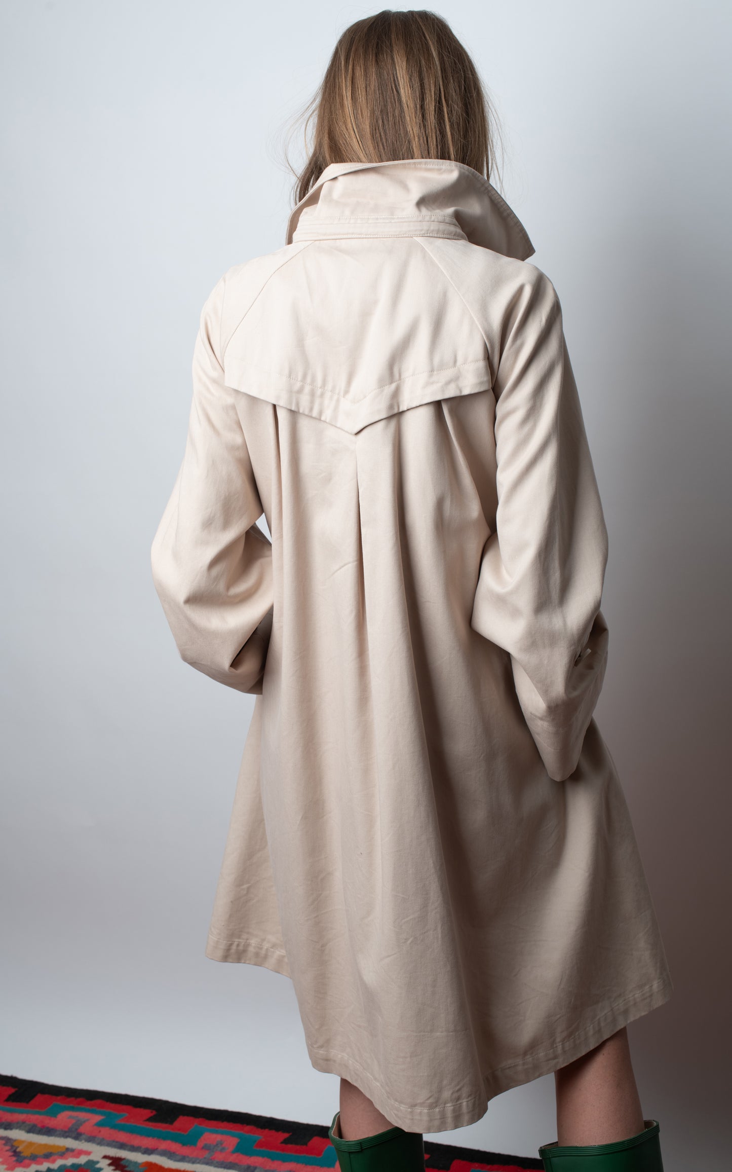 Gabardina beige lazos negros