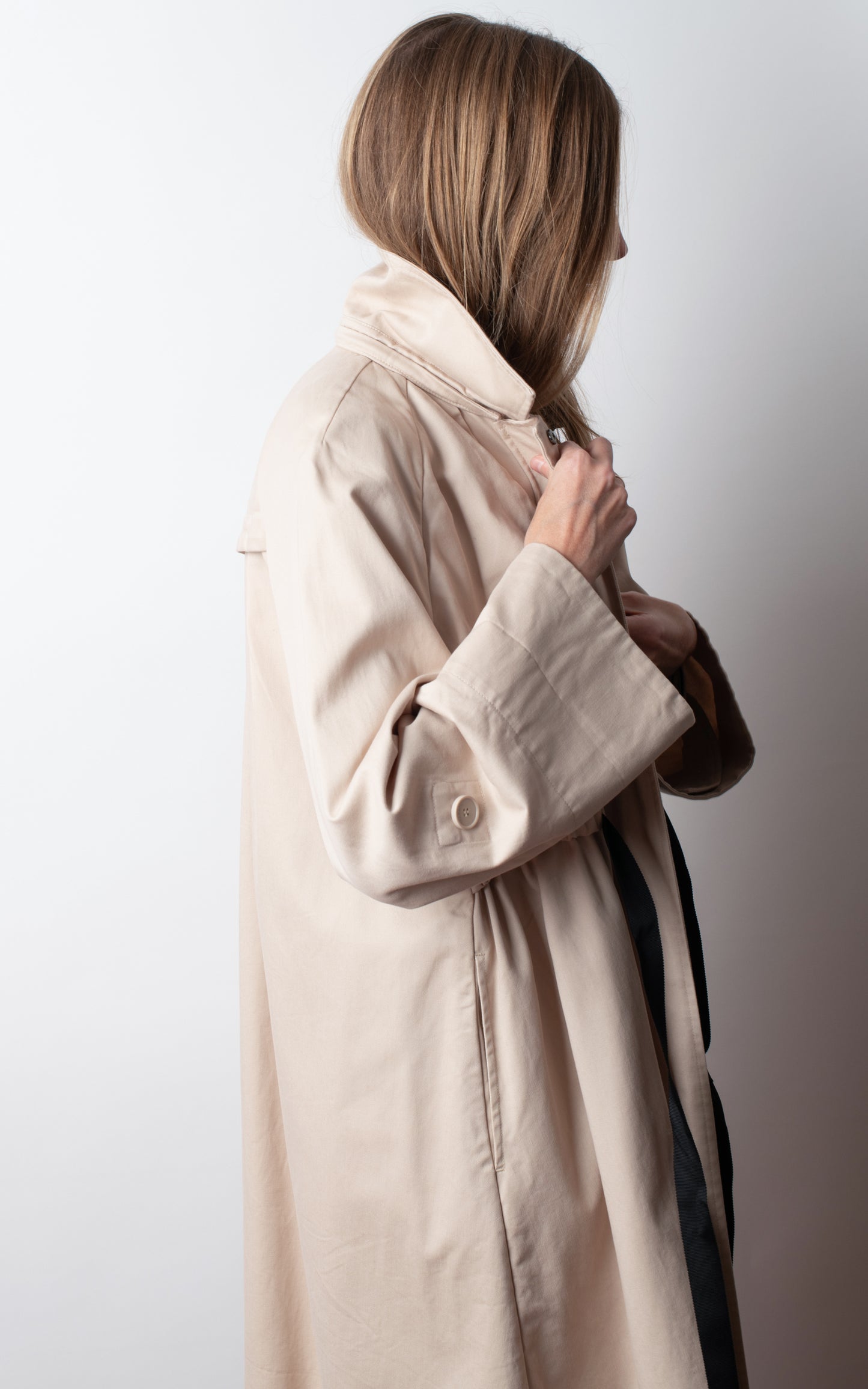 Gabardina beige lazos negros