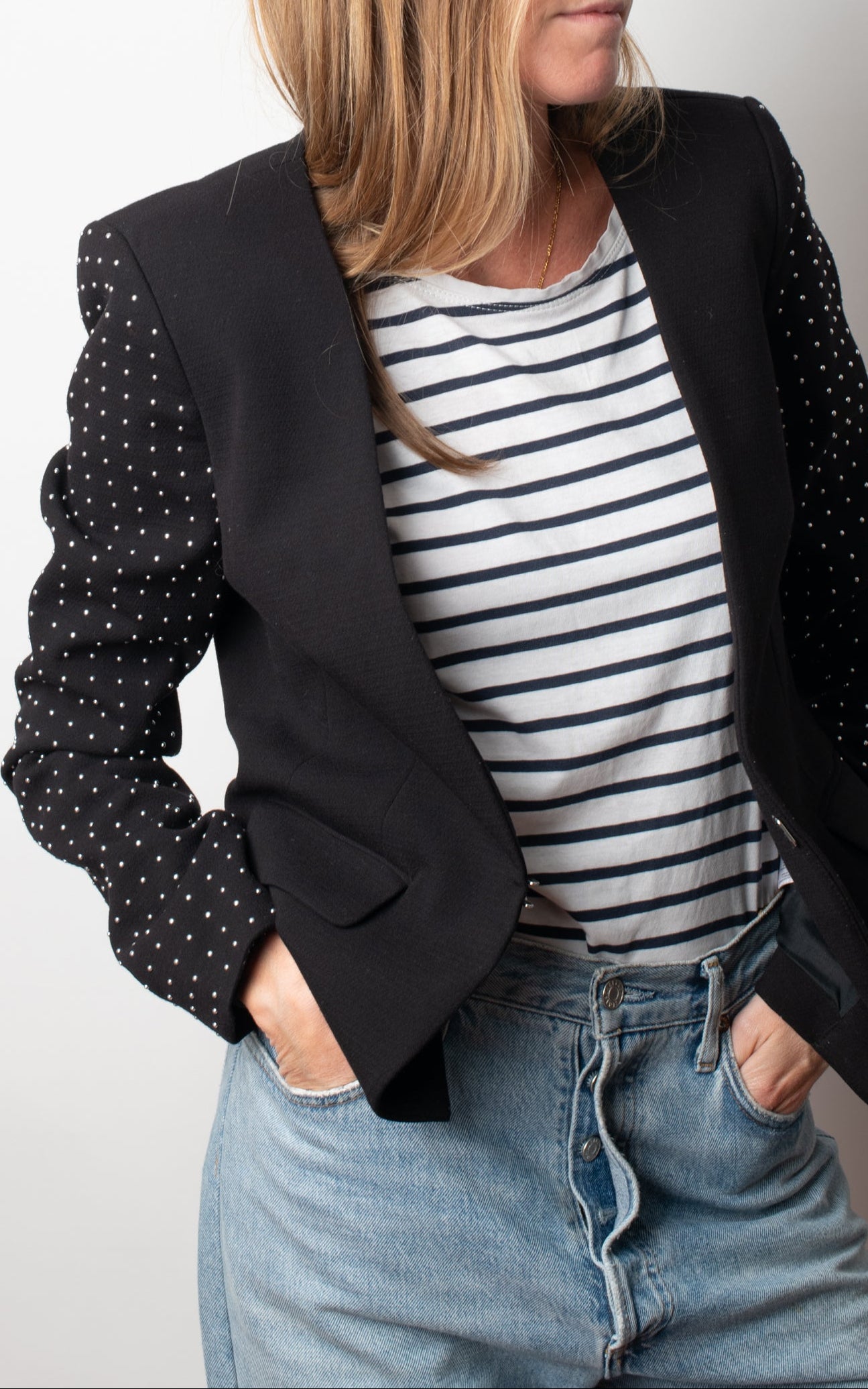 Blazer negra tachuelas mangas