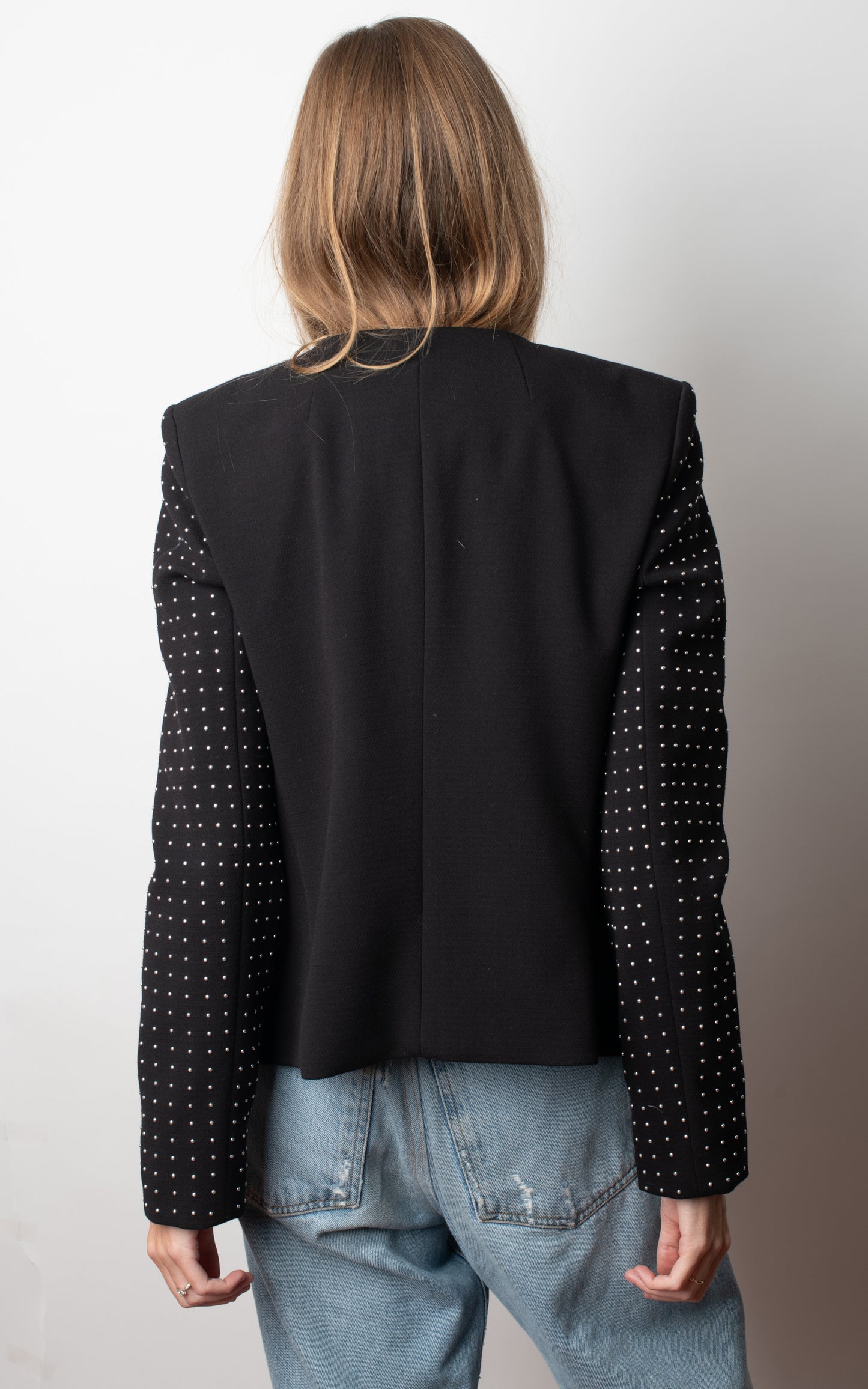 Blazer negra tachuelas mangas