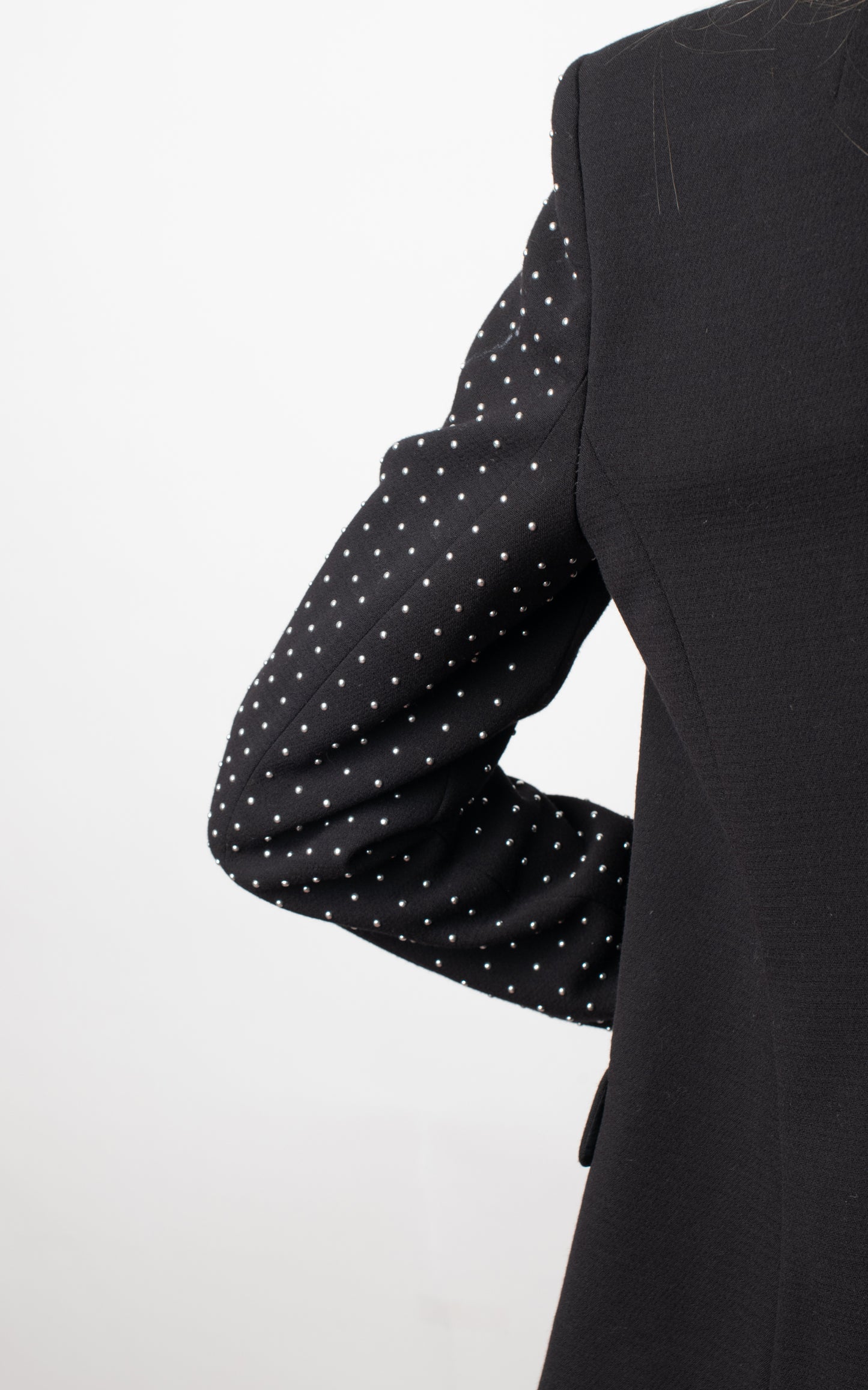 Blazer negra tachuelas mangas