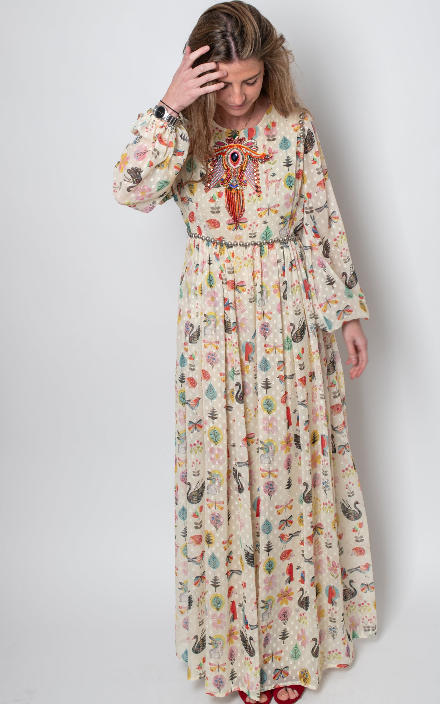 Vestido con estampado colores y cuentas en el escote