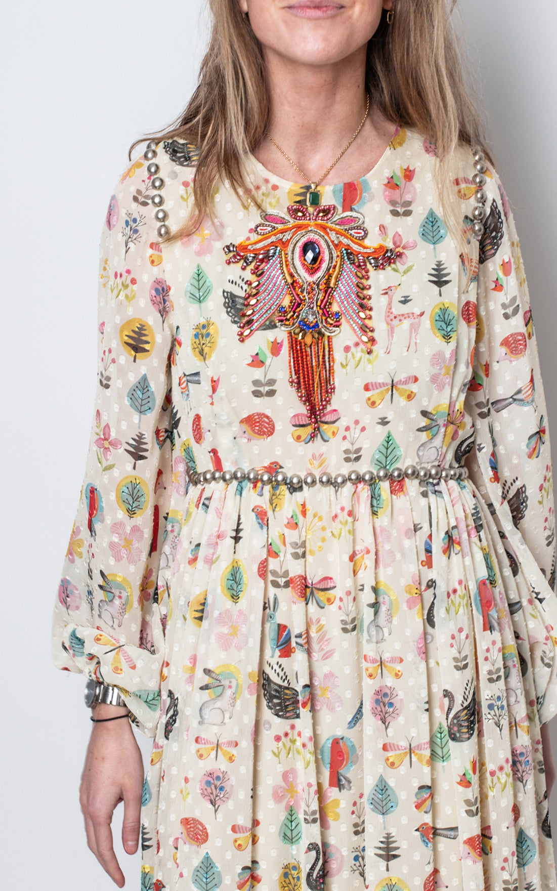 Vestido con estampado colores y cuentas en el escote