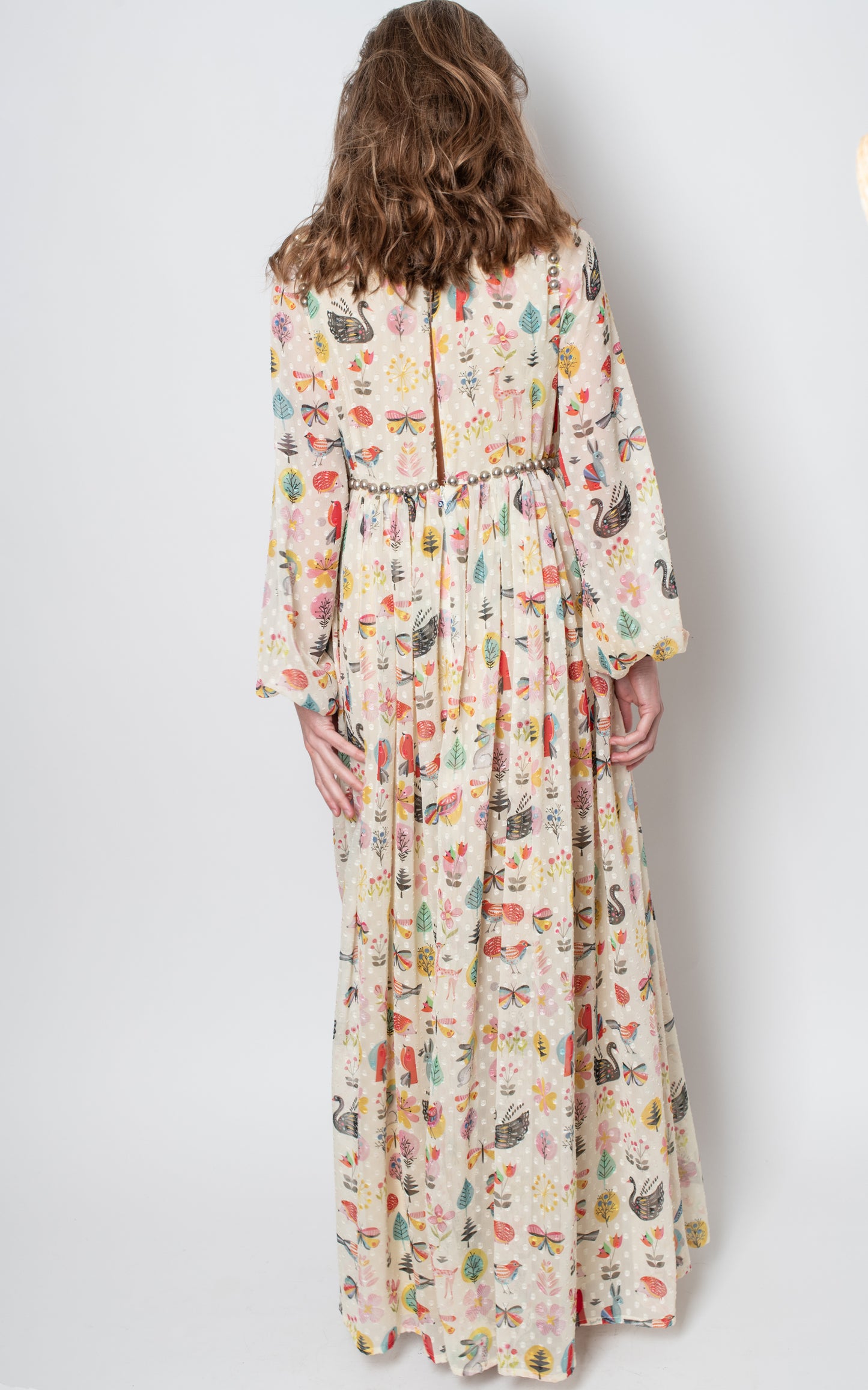 Vestido con estampado colores y cuentas en el escote