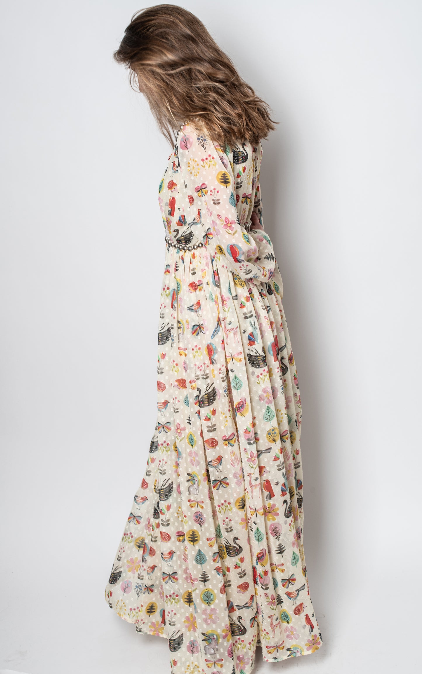 Vestido con estampado colores y cuentas en el escote