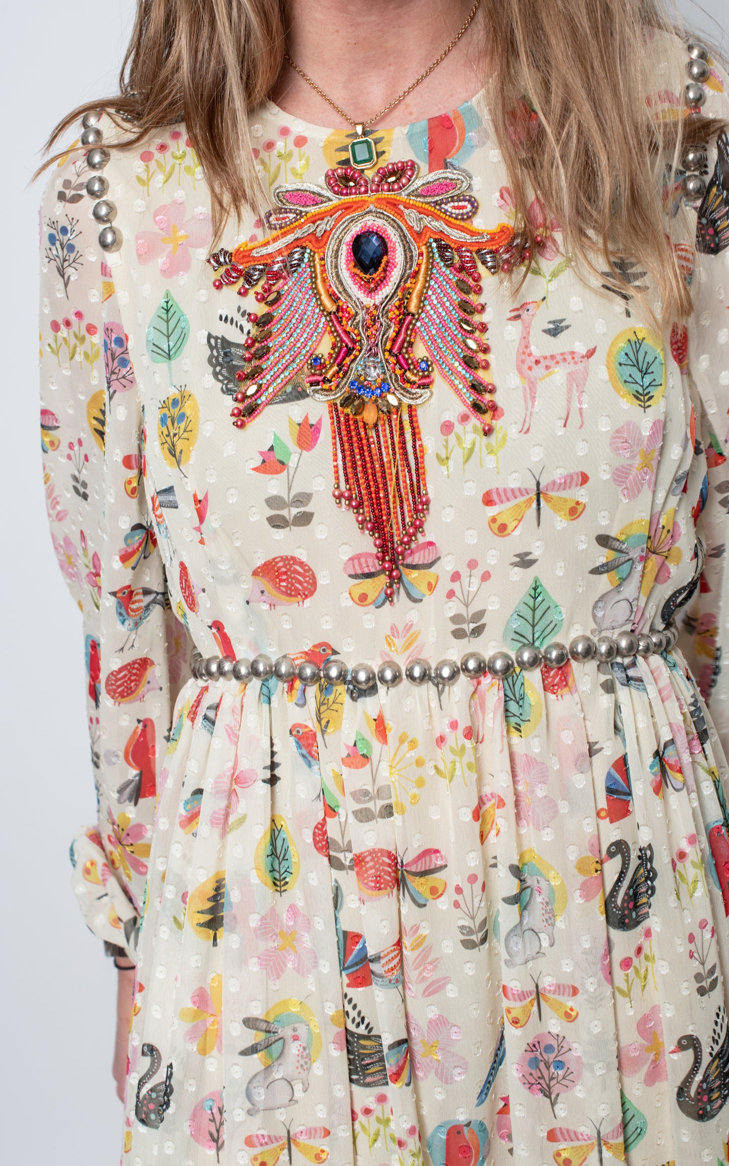 Vestido con estampado colores y cuentas en el escote
