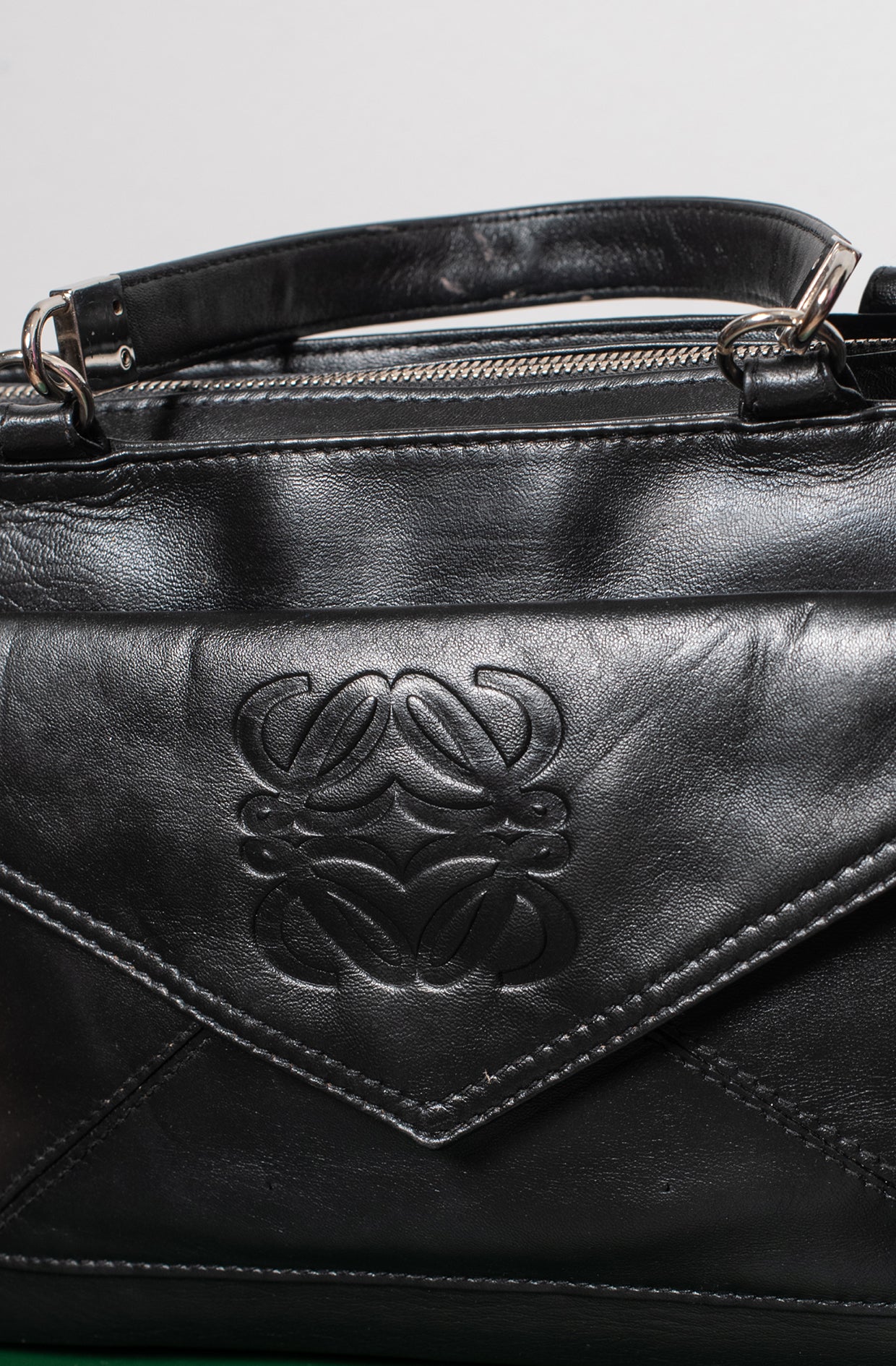 Bolso de hombro negro postal