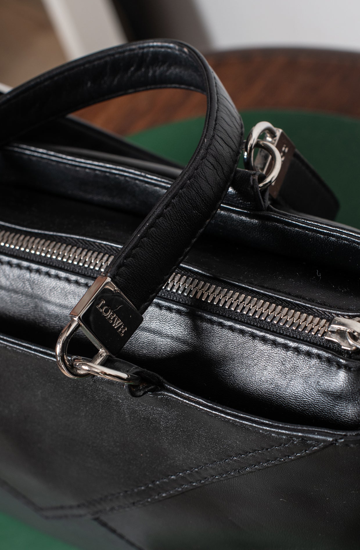 Bolso de hombro negro postal