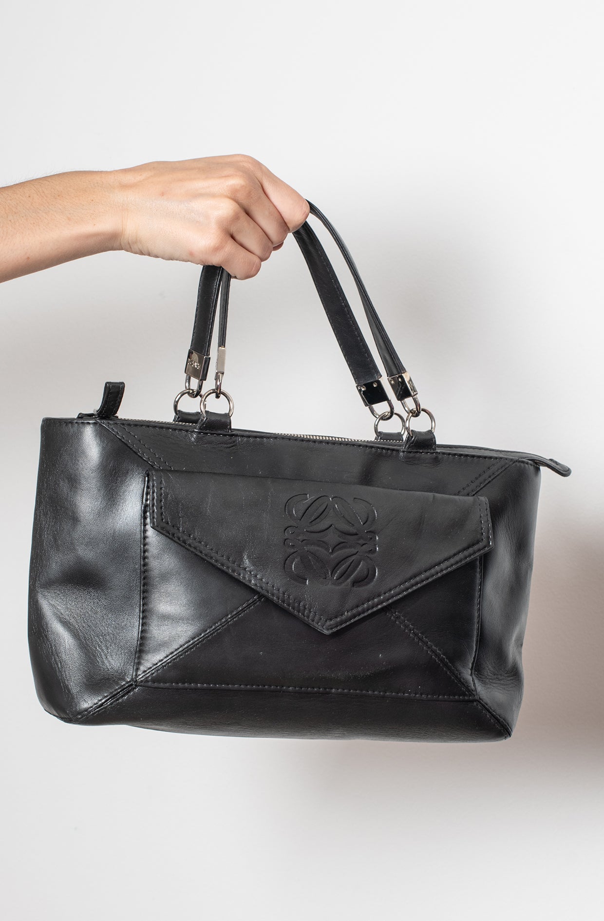 Bolso de hombro negro postal