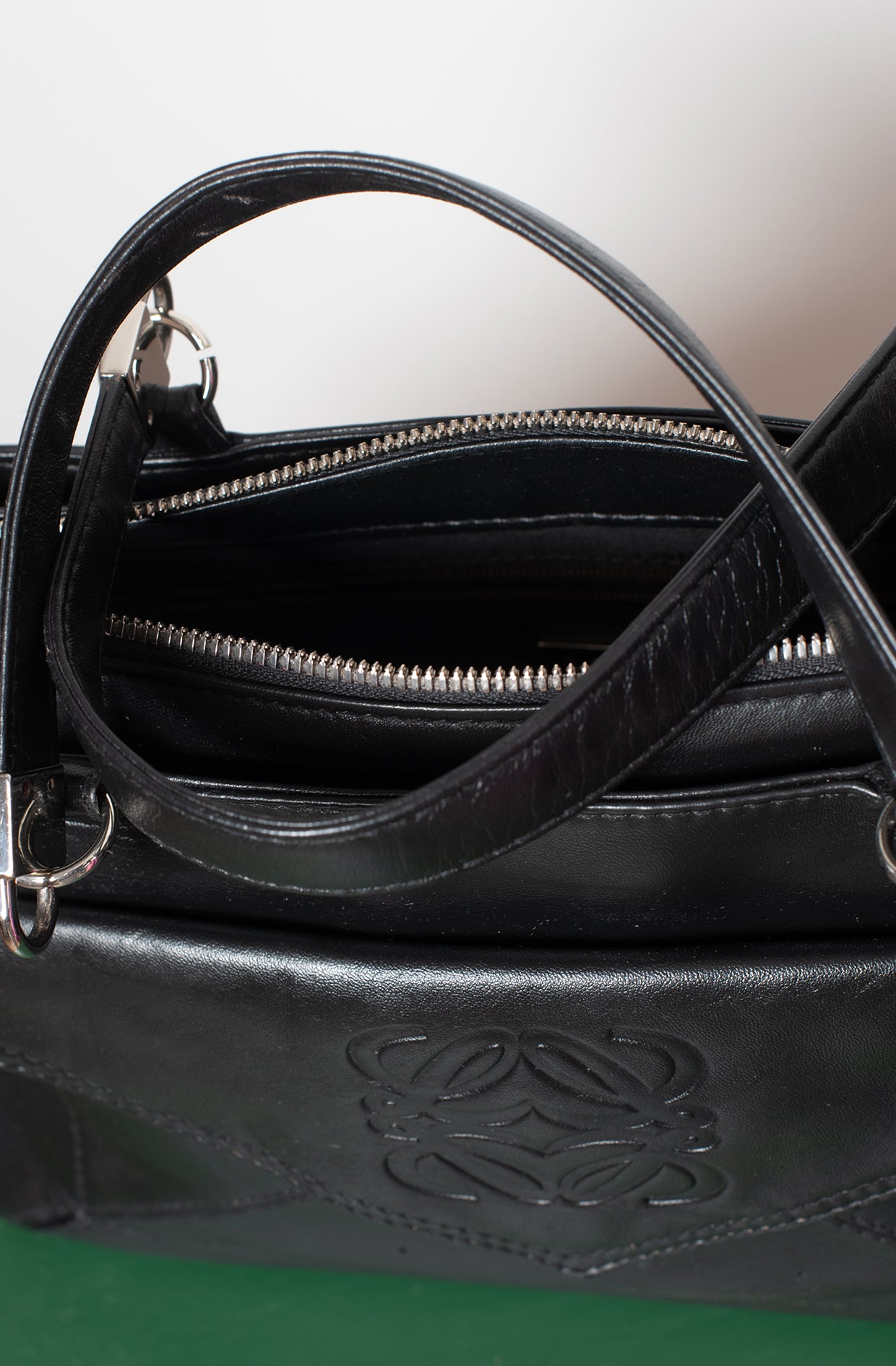 Bolso de hombro negro postal