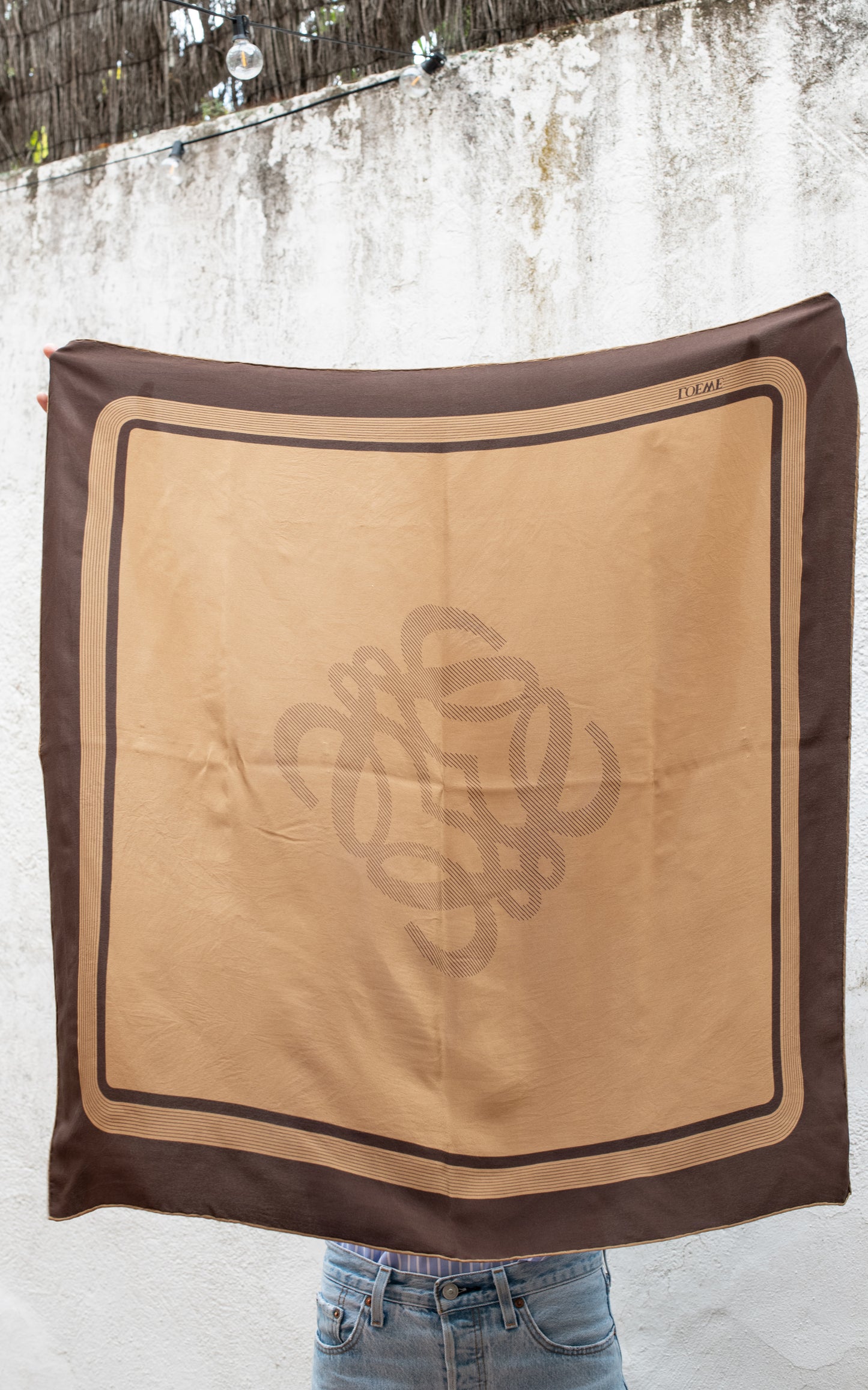 Pañuelo beige anagrama