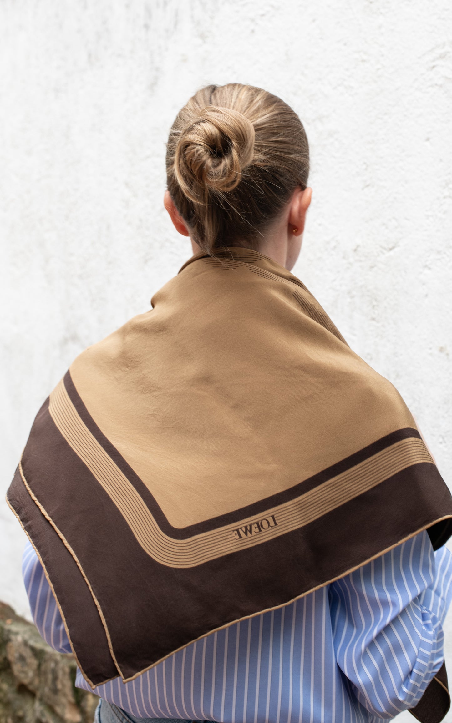 Pañuelo beige anagrama