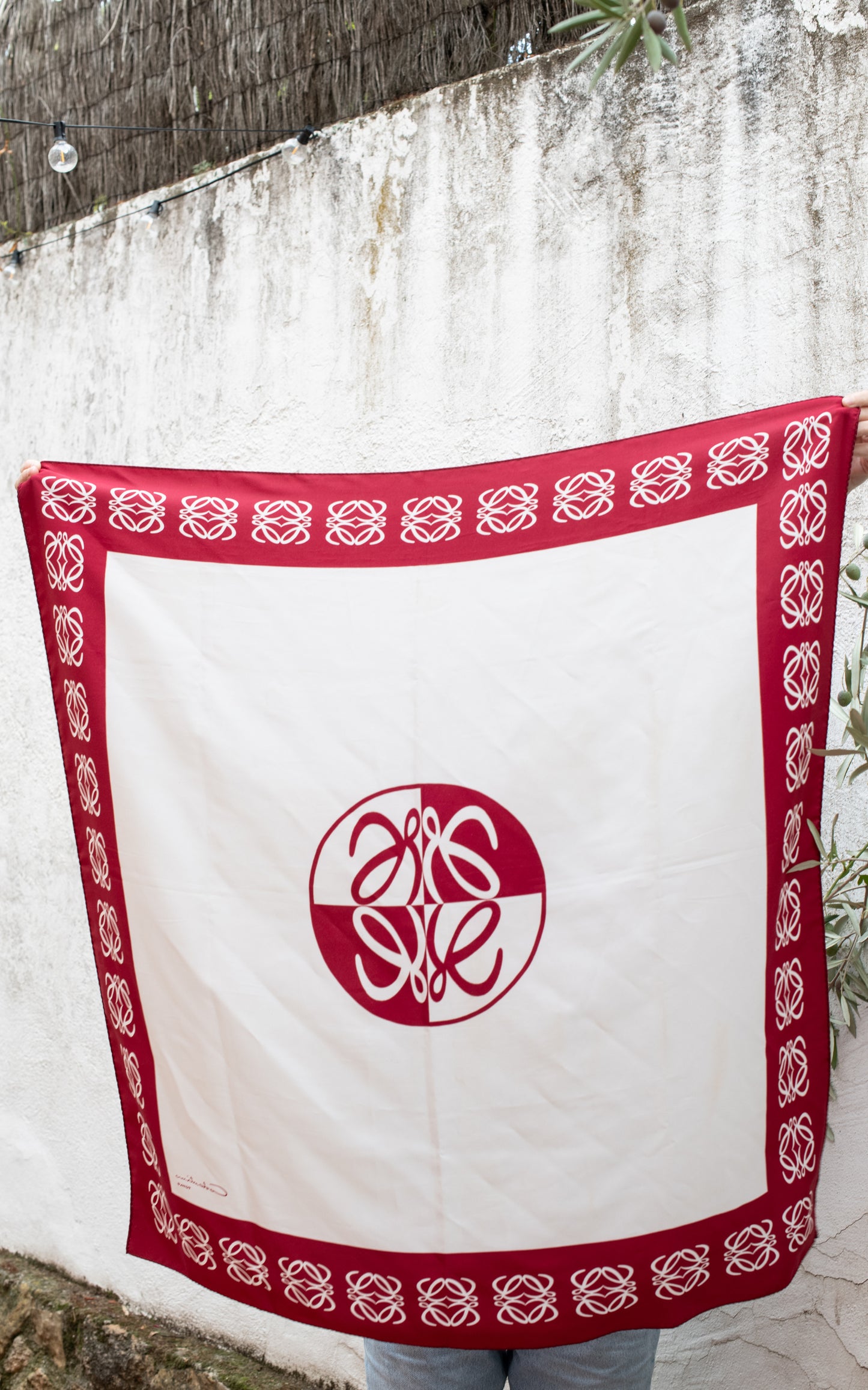 Pañuelo blanco y burdeos