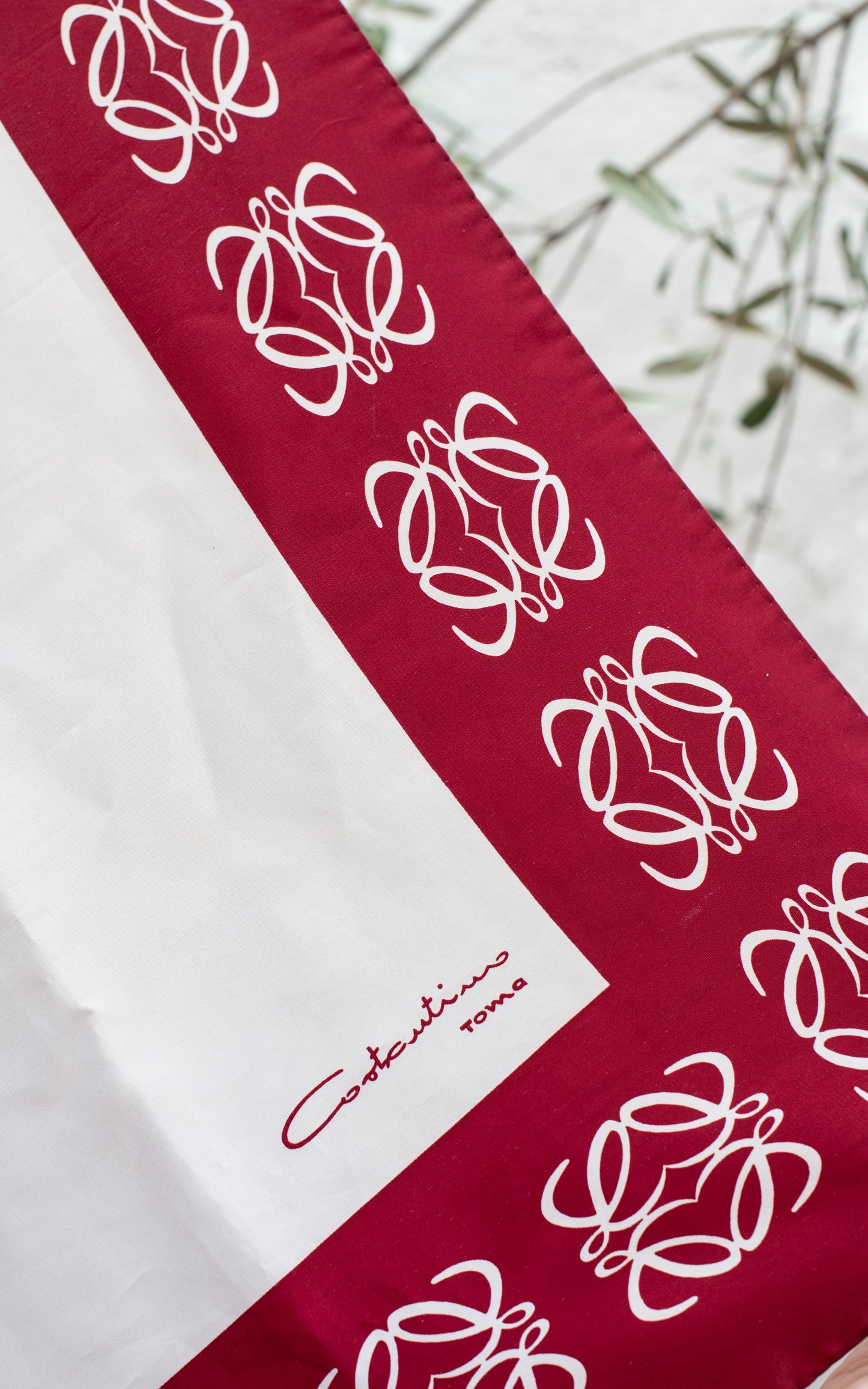 Pañuelo blanco y burdeos