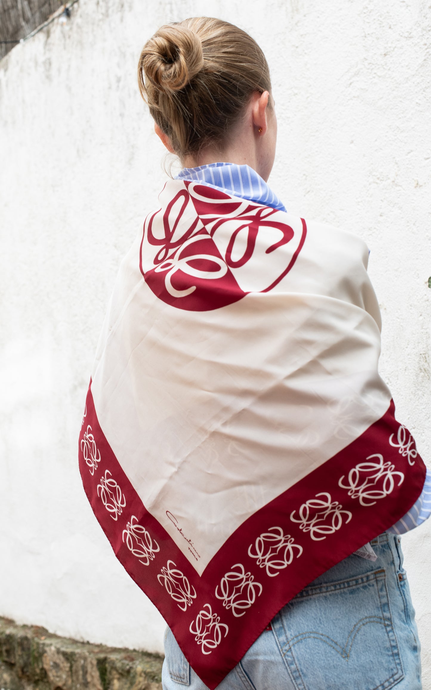 Pañuelo blanco y burdeos