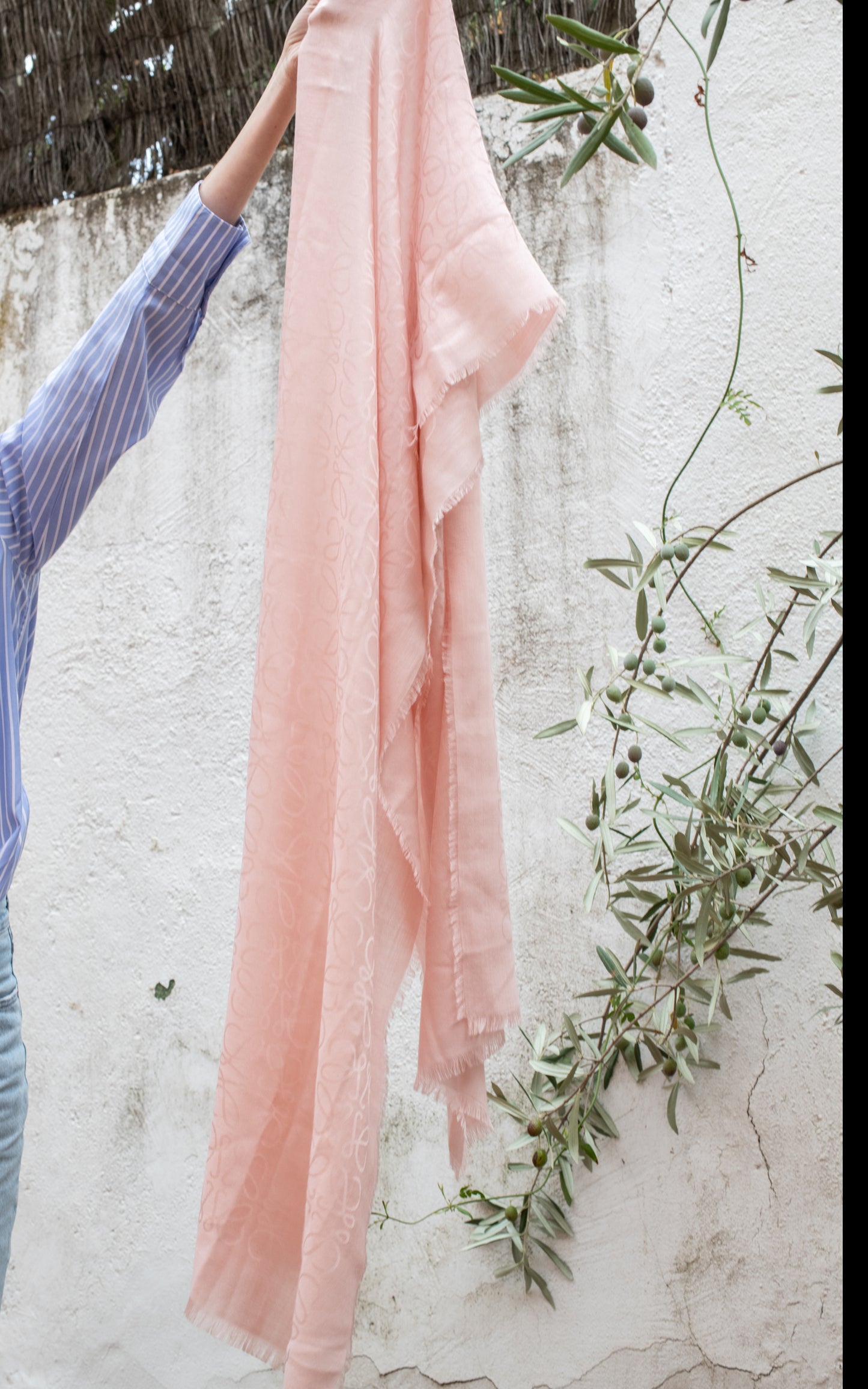 Pañuelo rosa anagrama