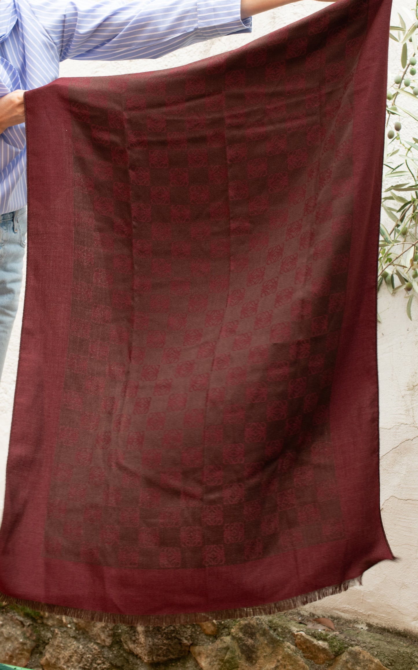 Bufanda burdeos y marrón anagrama