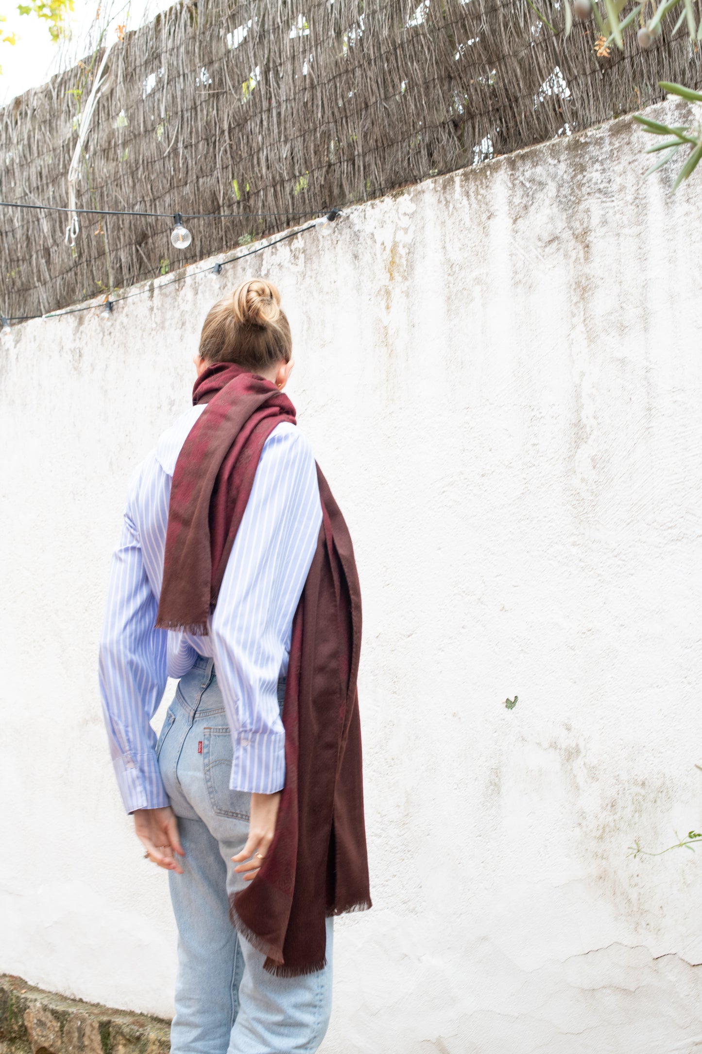 Bufanda burdeos y marrón anagrama