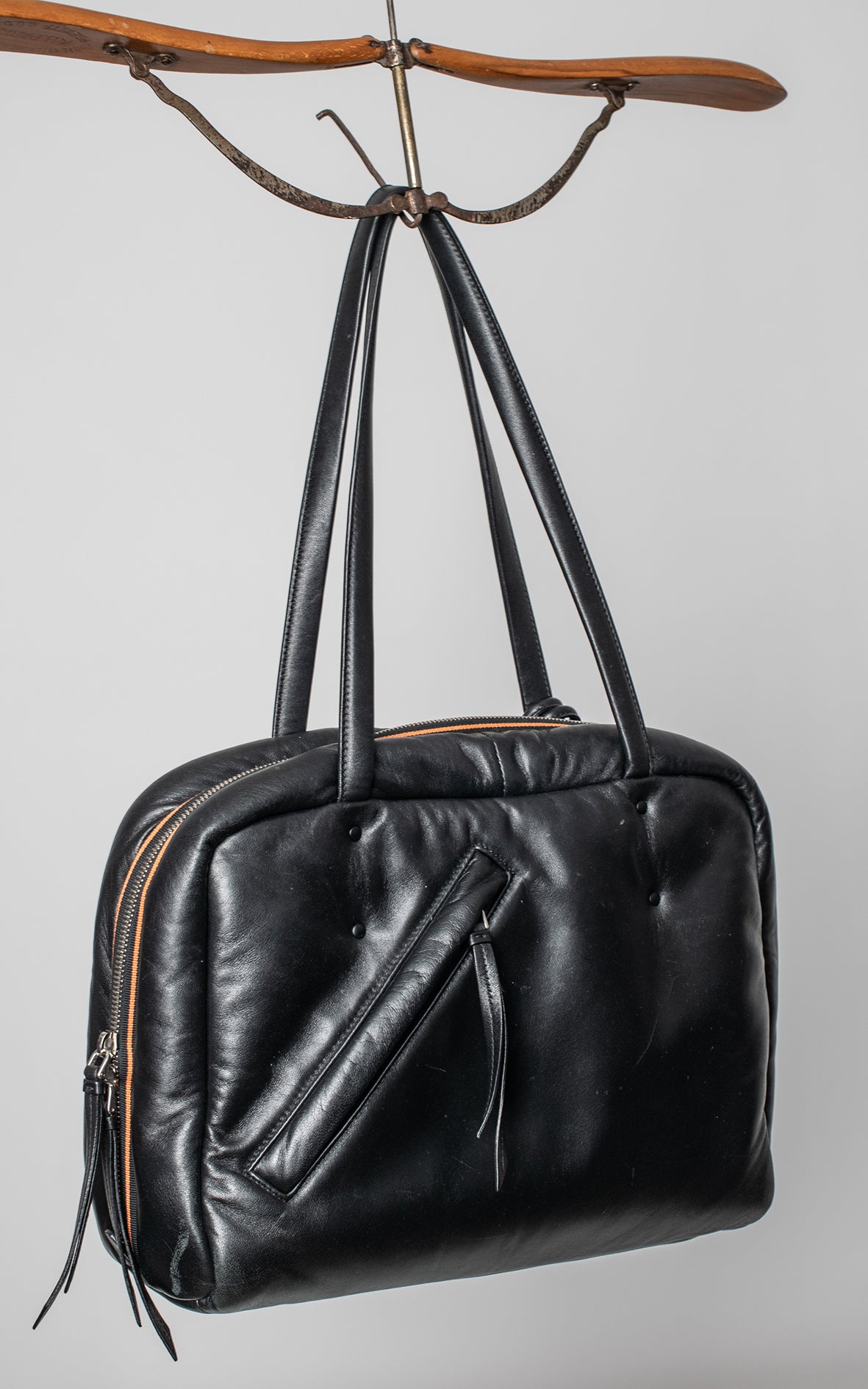 Bolso negro acolchado de piel de cordero