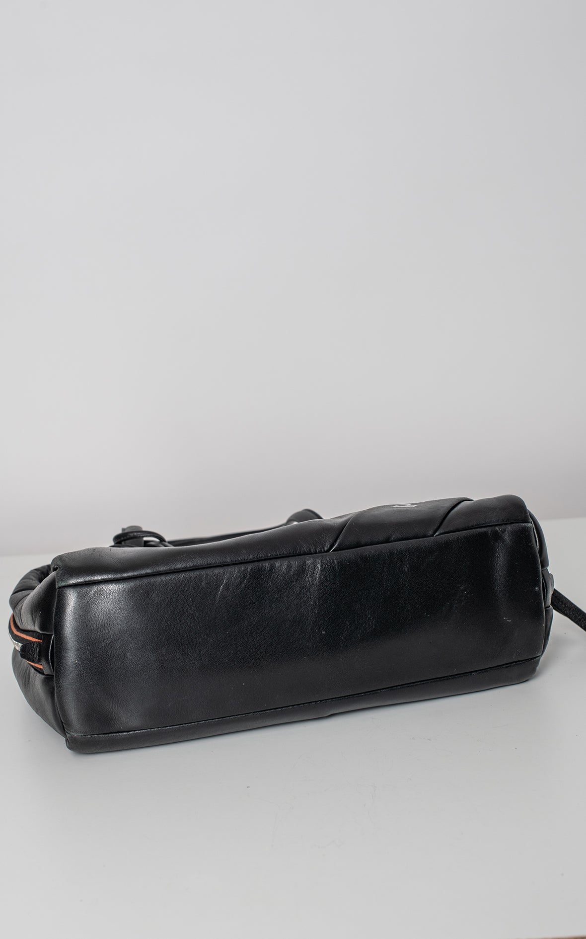 Bolso negro acolchado de piel de cordero