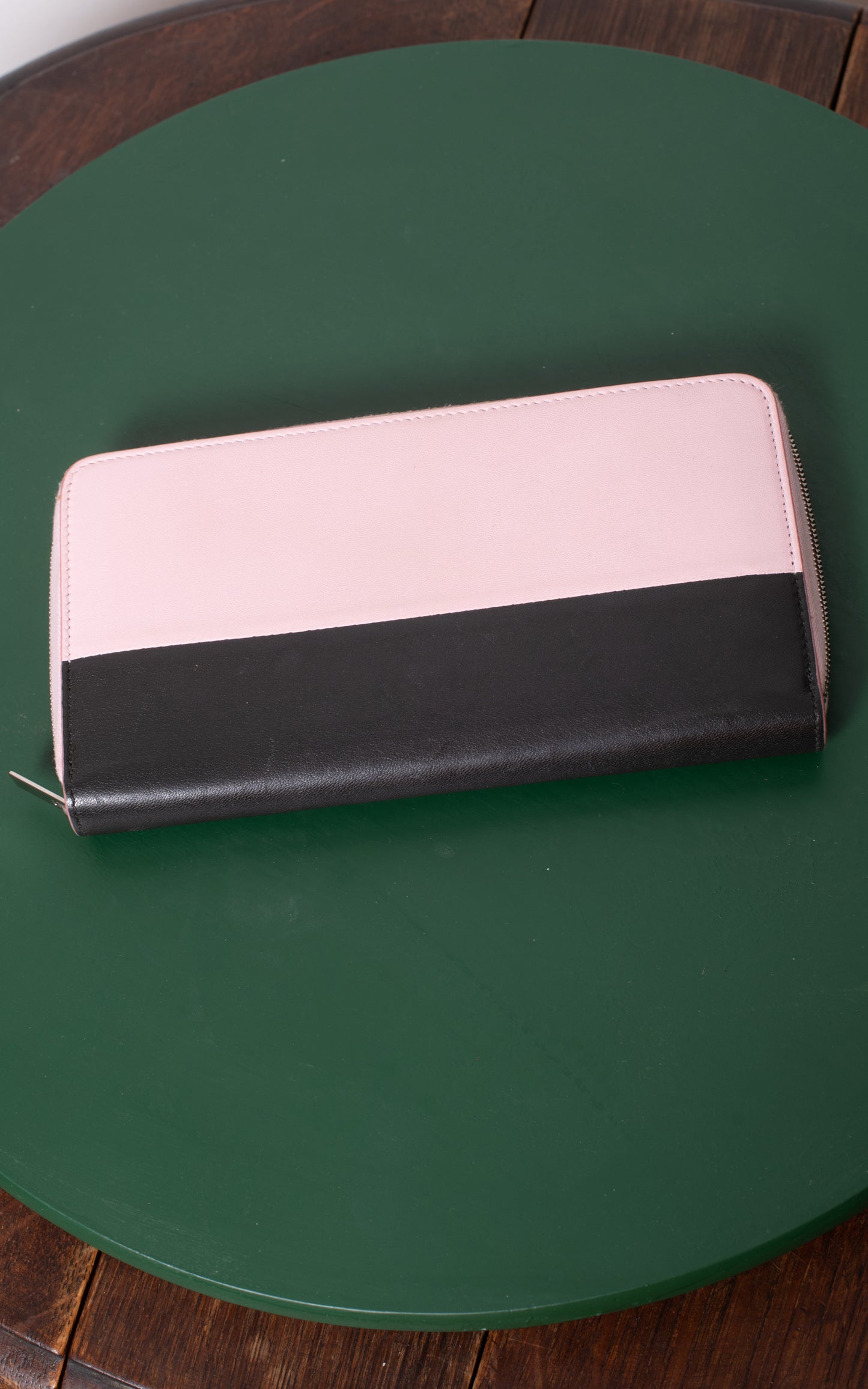 Cartera rosa y negra