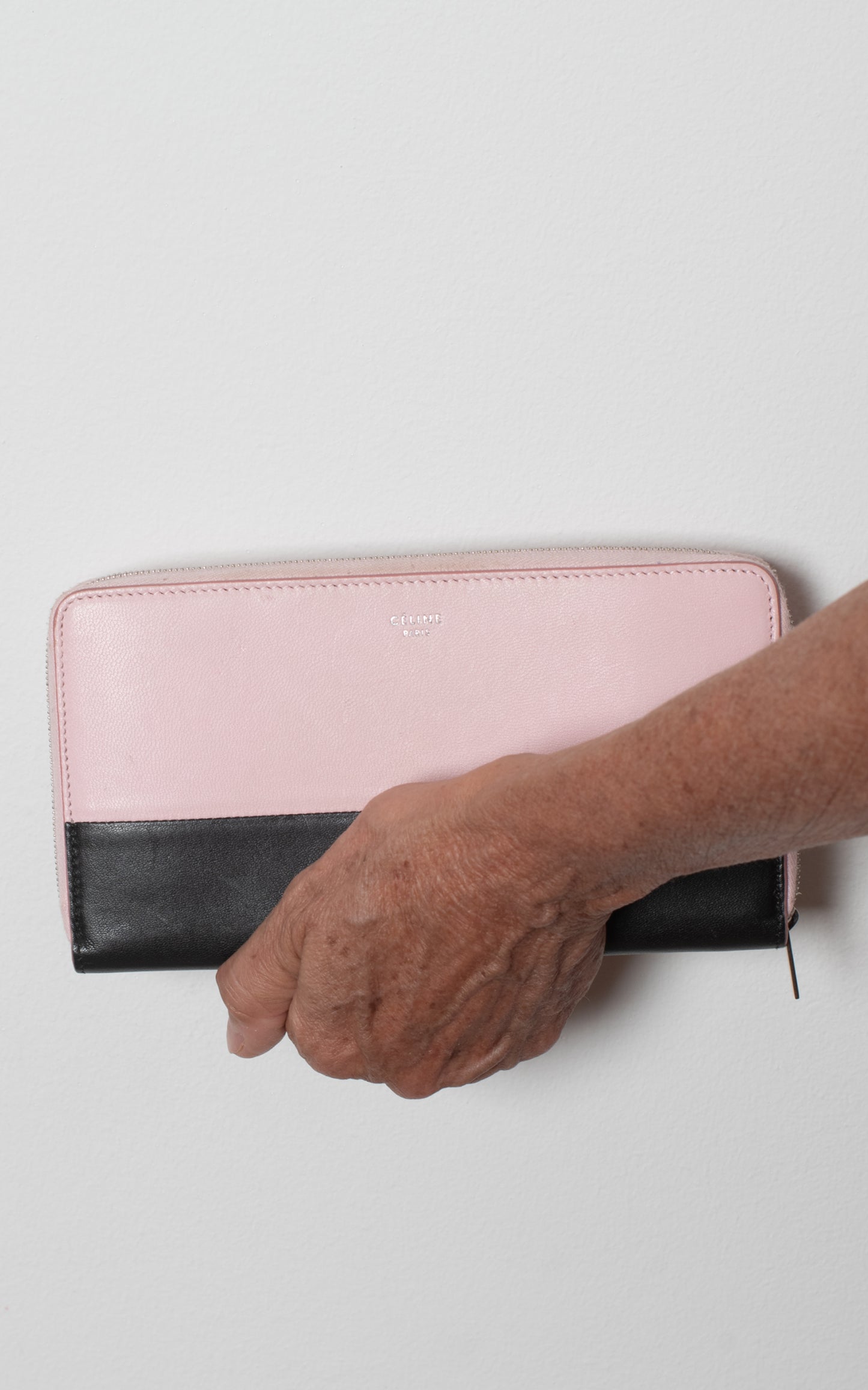 Cartera rosa y negra