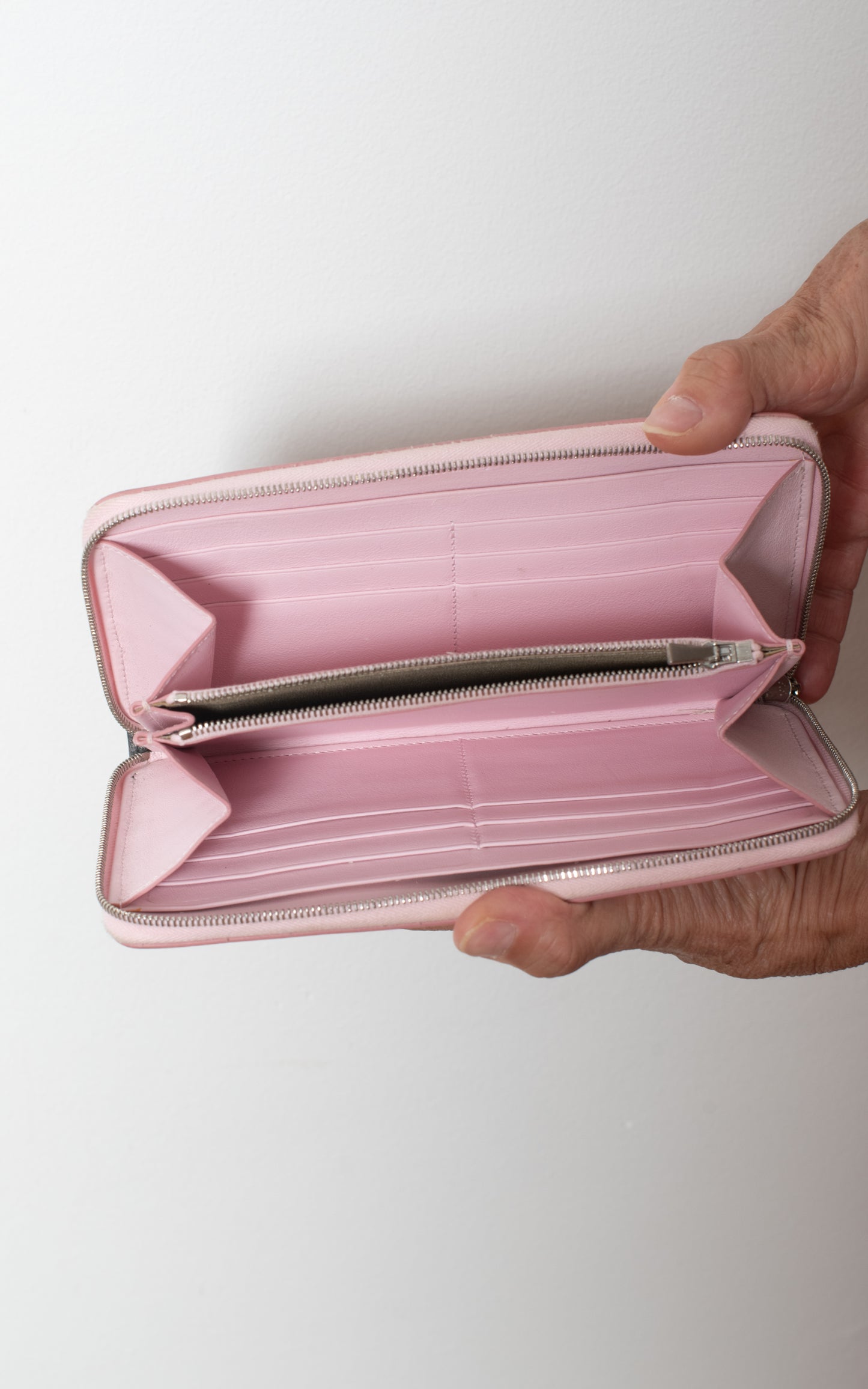 Cartera rosa y negra