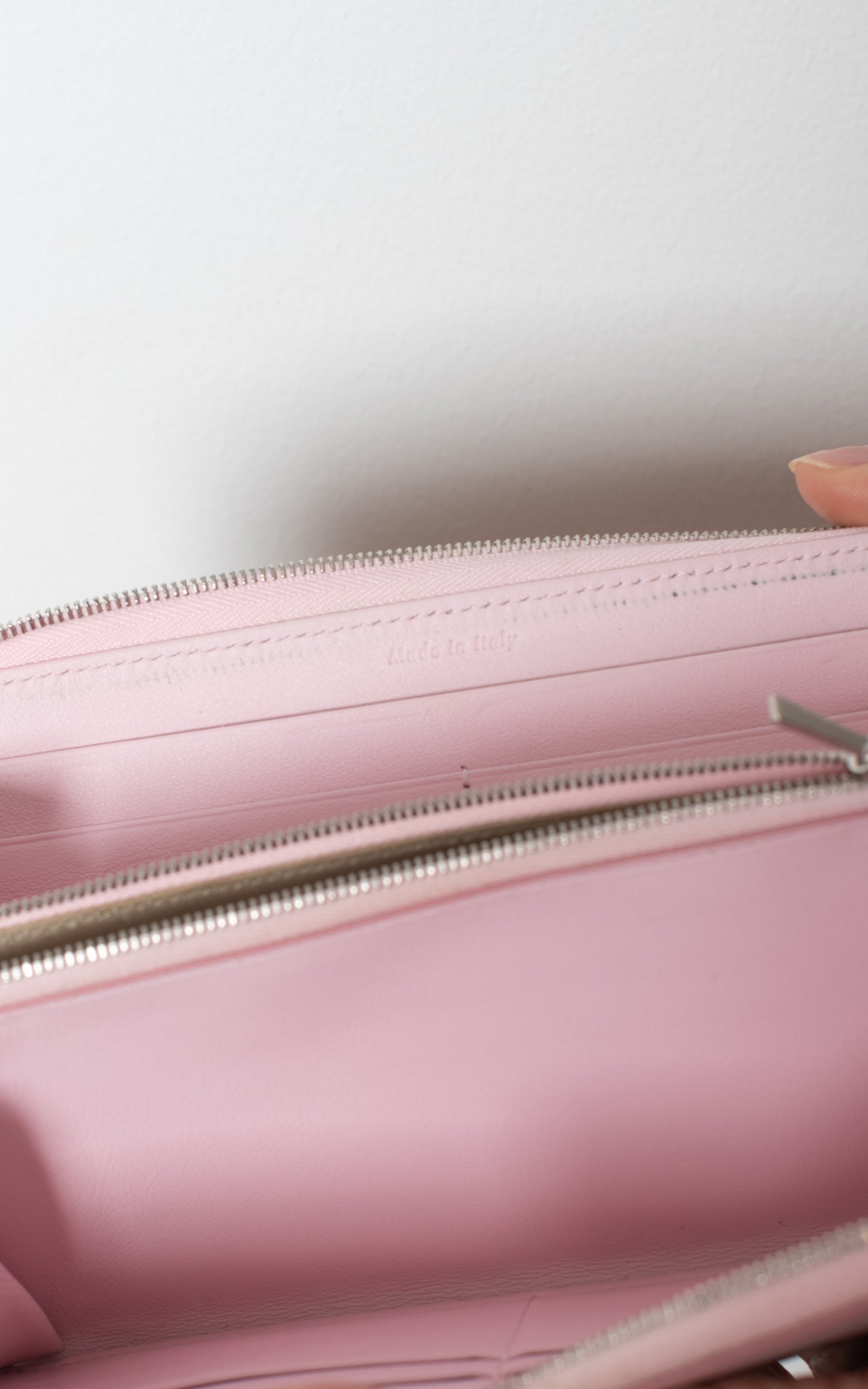 Cartera rosa y negra
