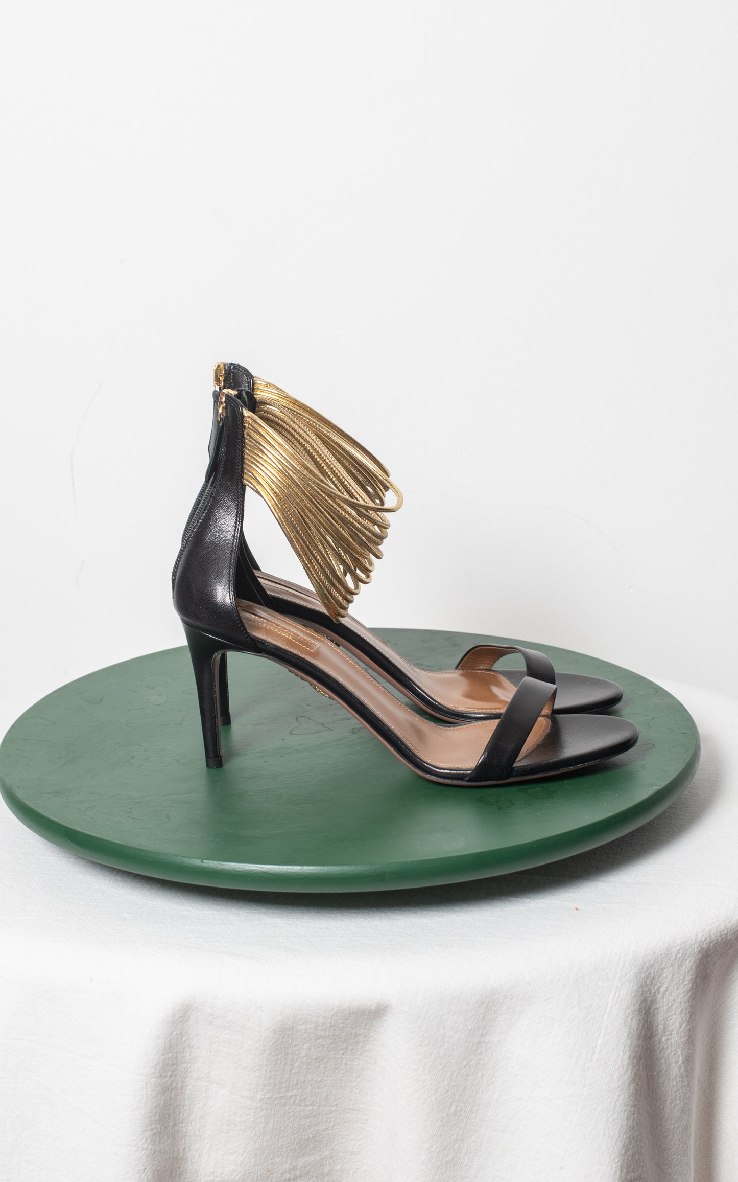 Sandalias negras tiras doradas