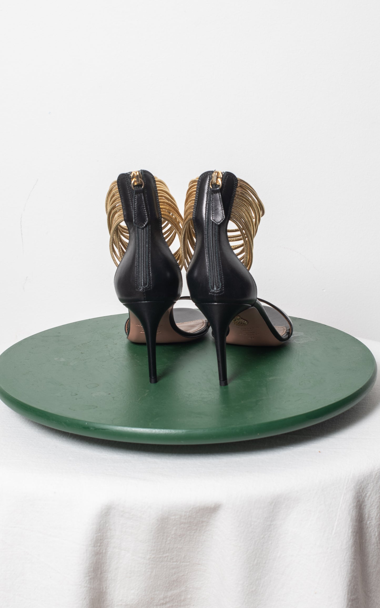 Sandalias negras tiras doradas