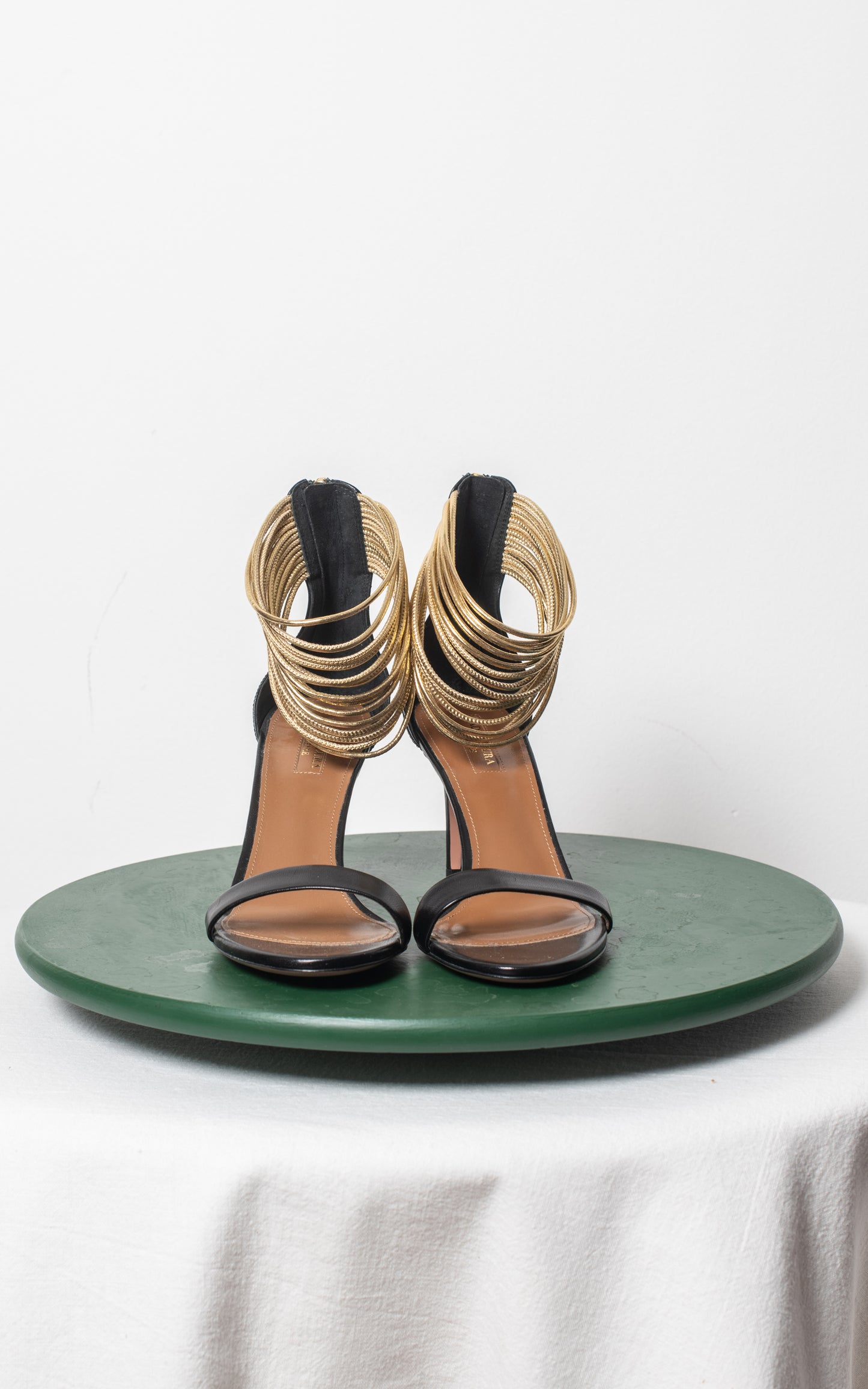 Sandalias negras tiras doradas
