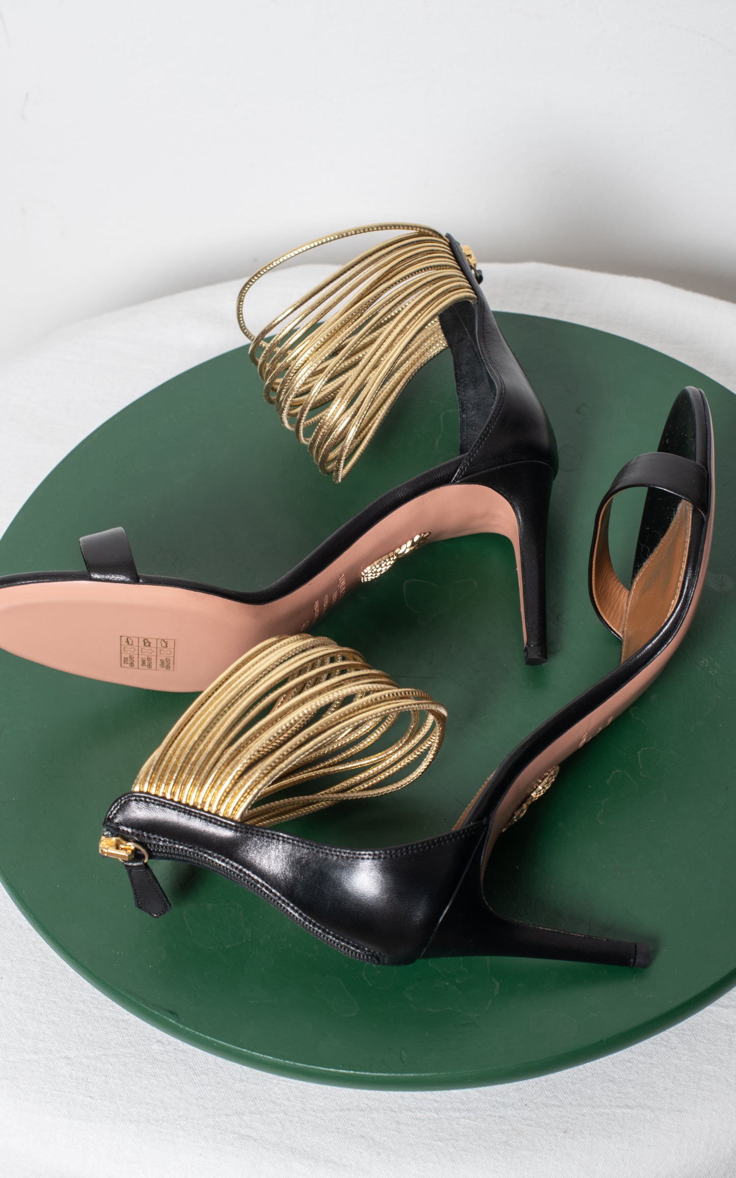 Sandalias negras tiras doradas