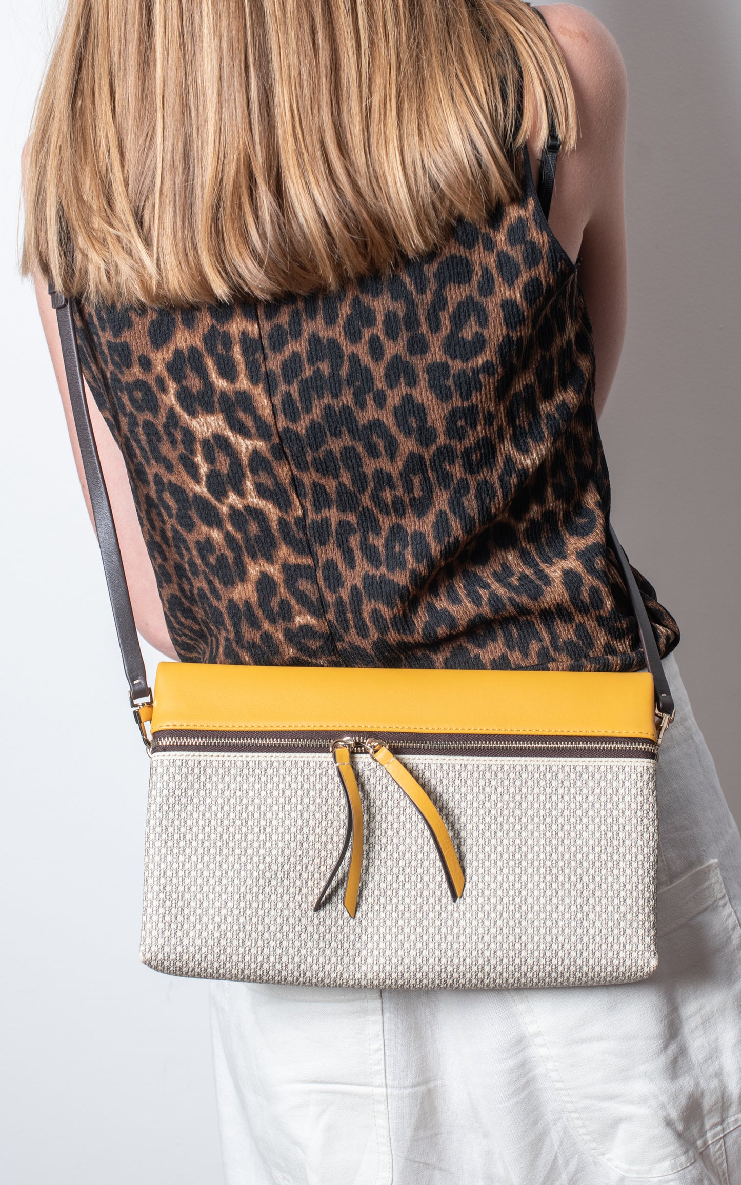 Bolso cluch con asa