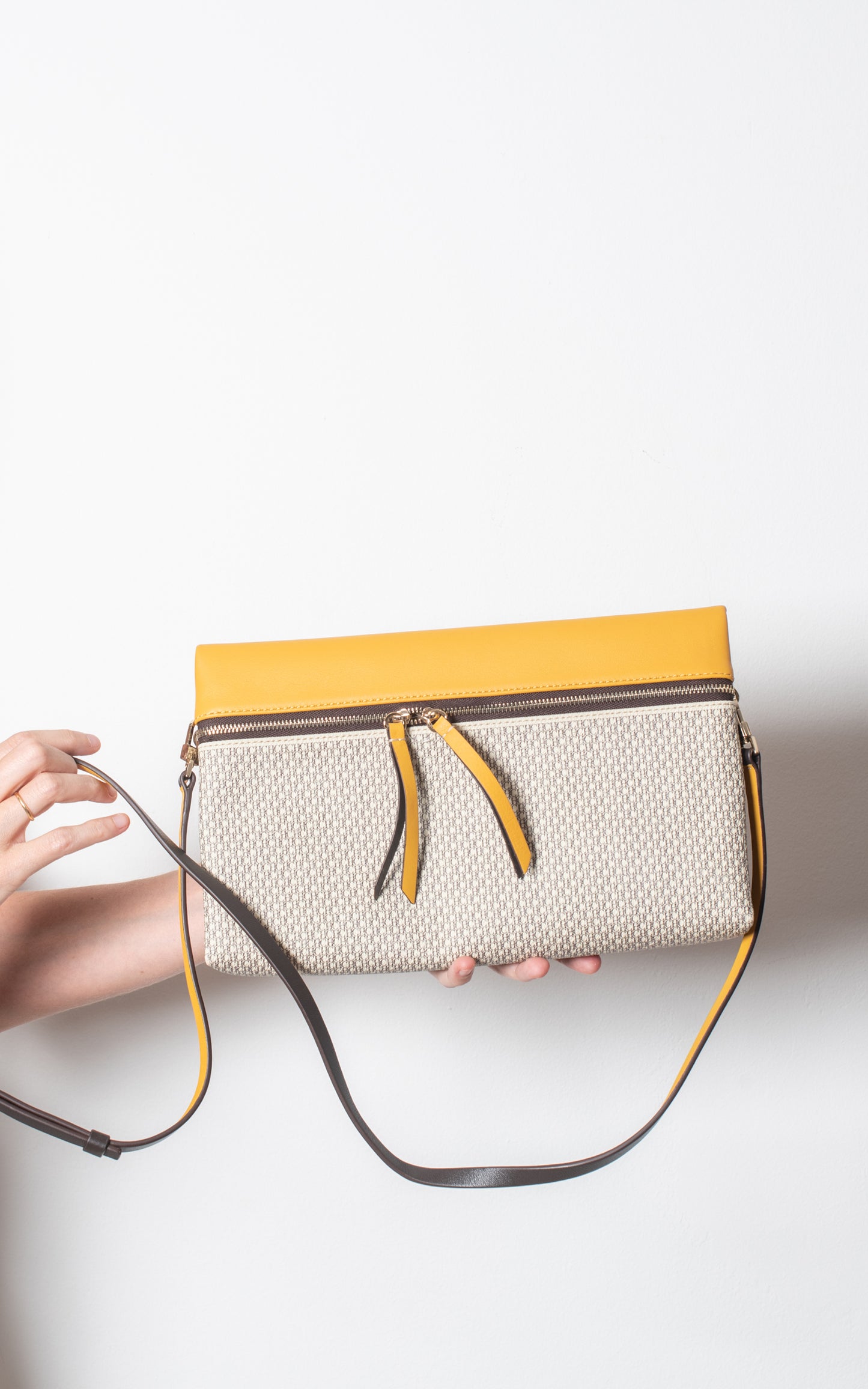 Bolso cluch con asa