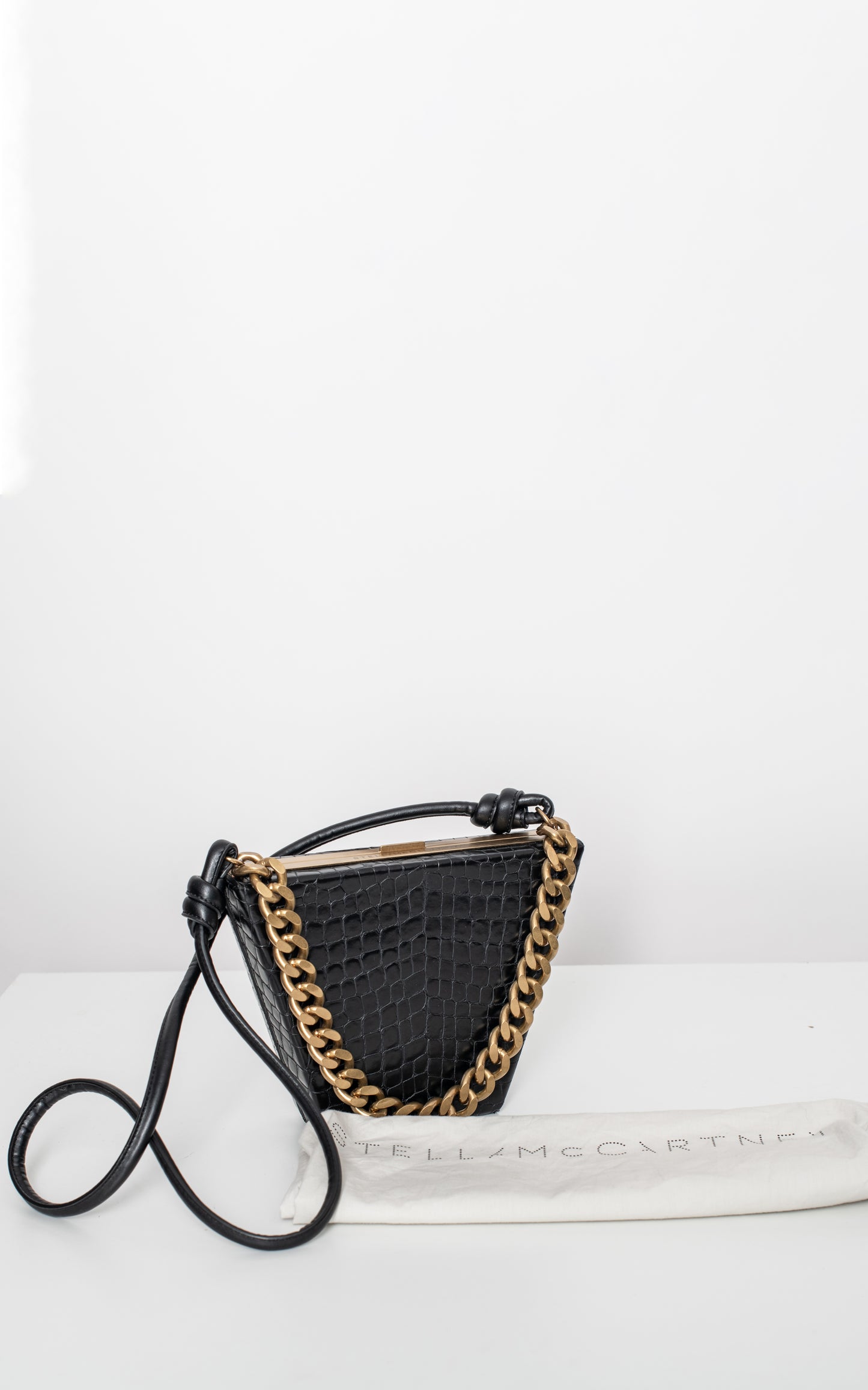 Bolso negro con cadena