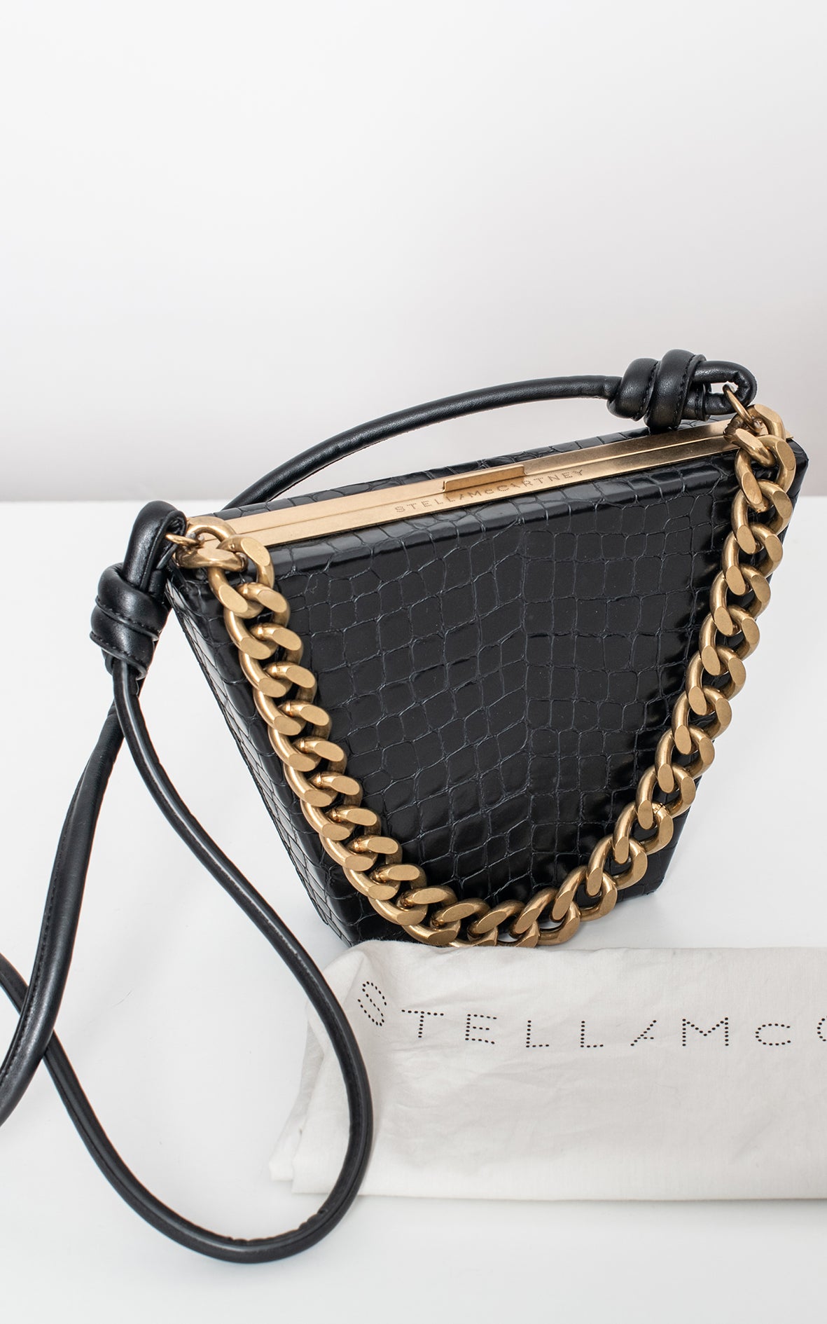 Bolso negro con cadena