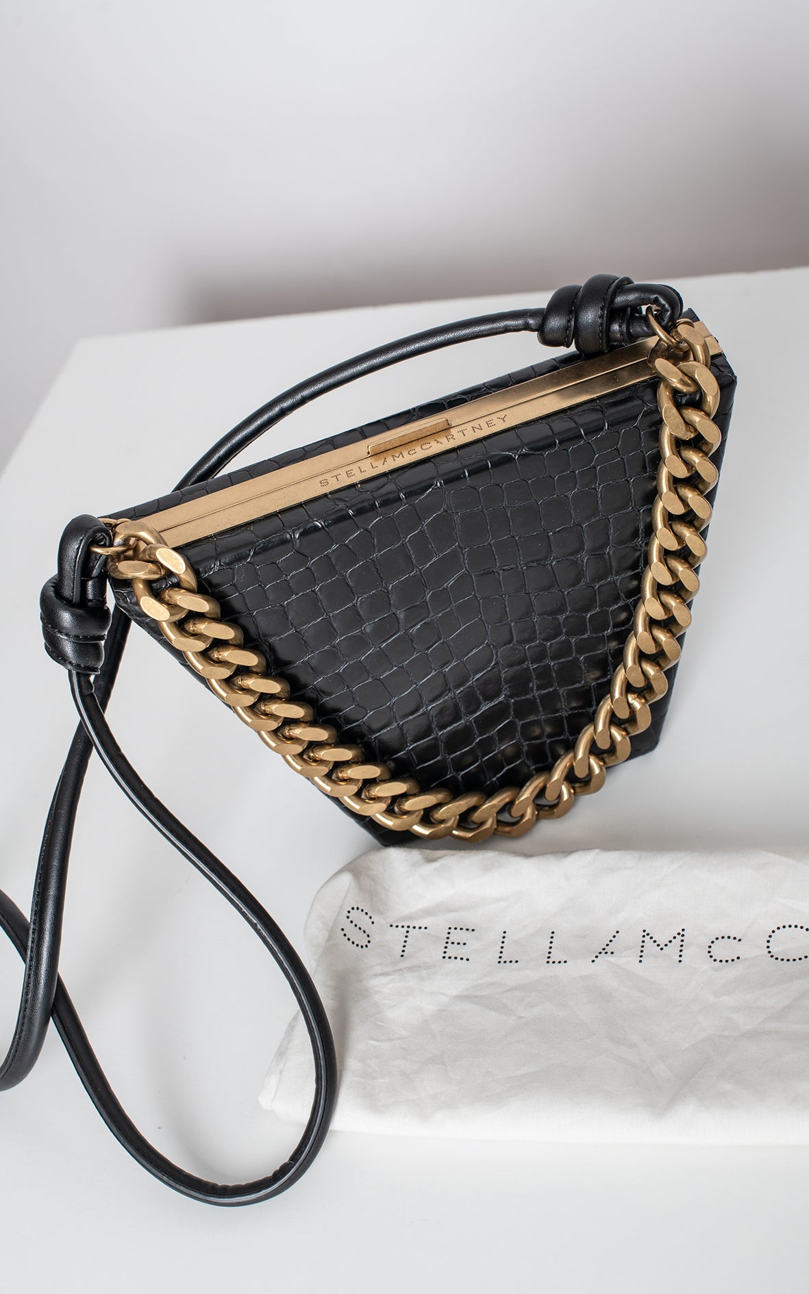 Bolso negro con cadena