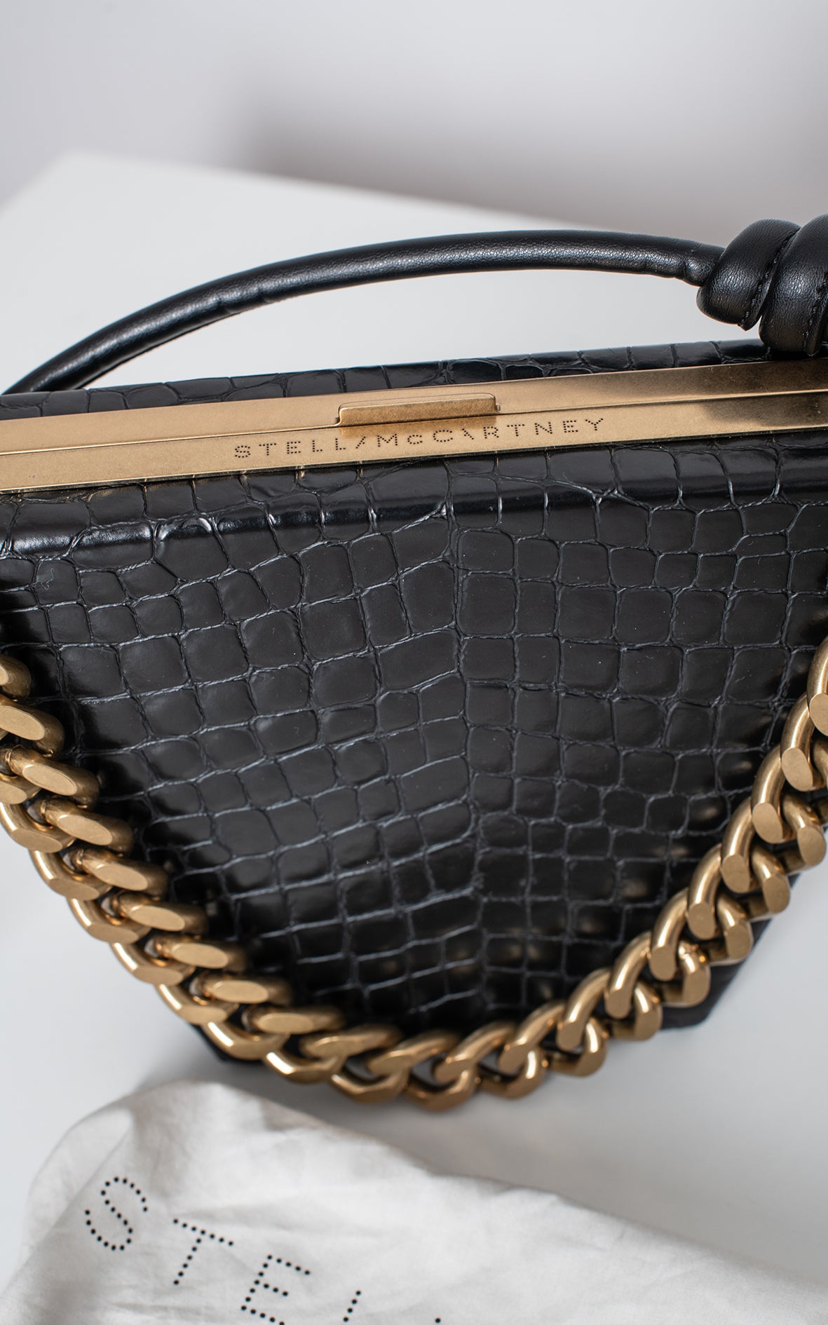 Bolso negro con cadena