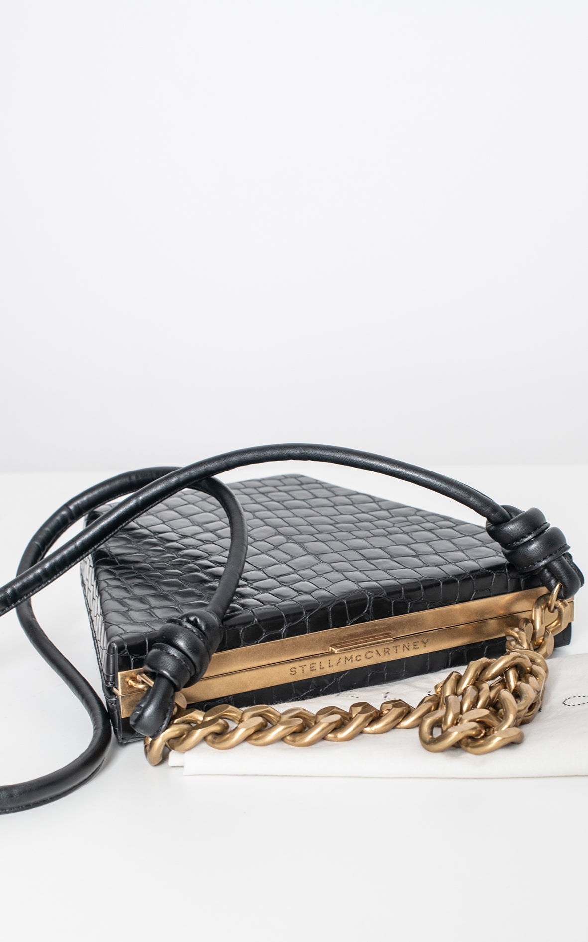 Bolso negro con cadena