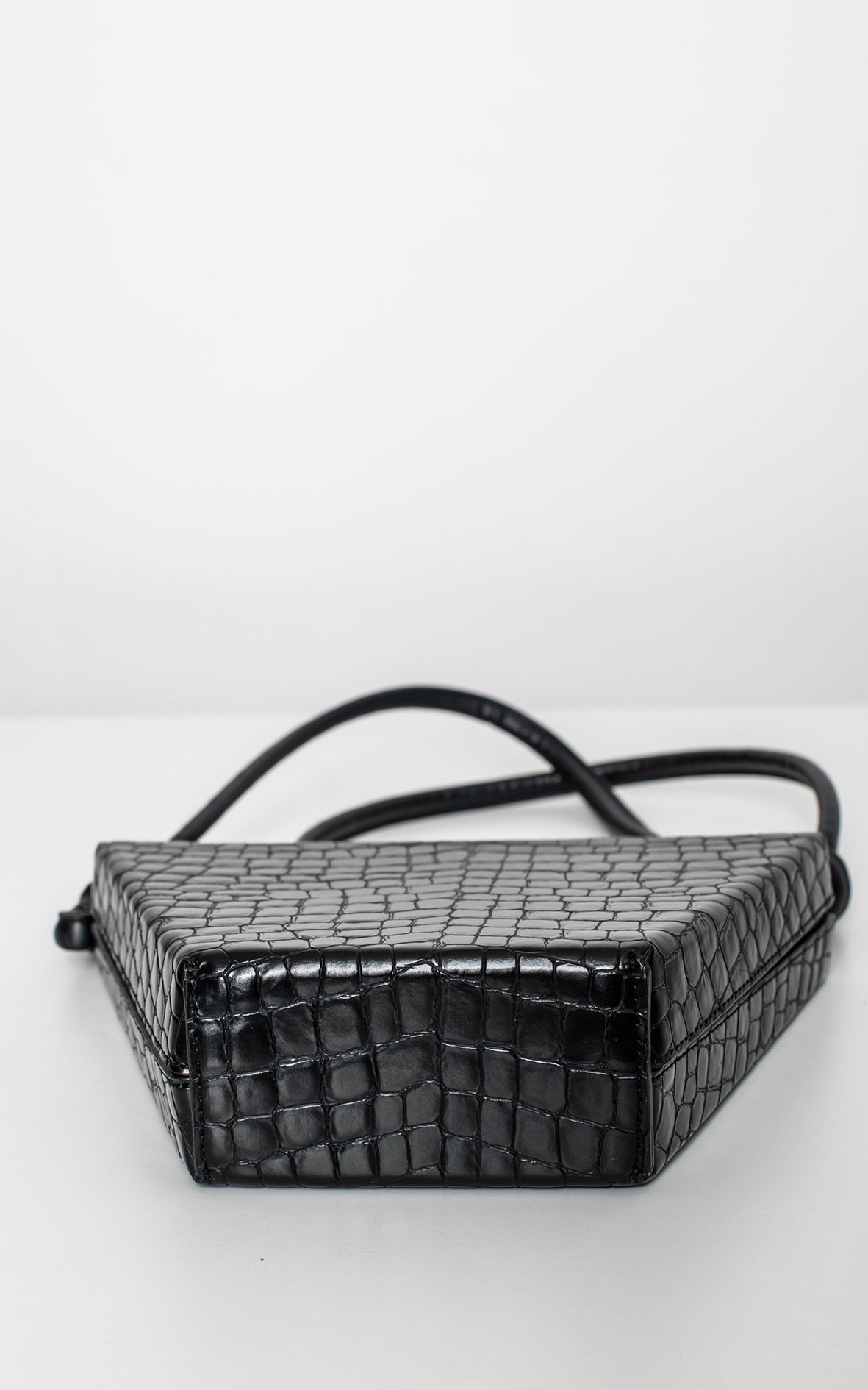 Bolso negro con cadena